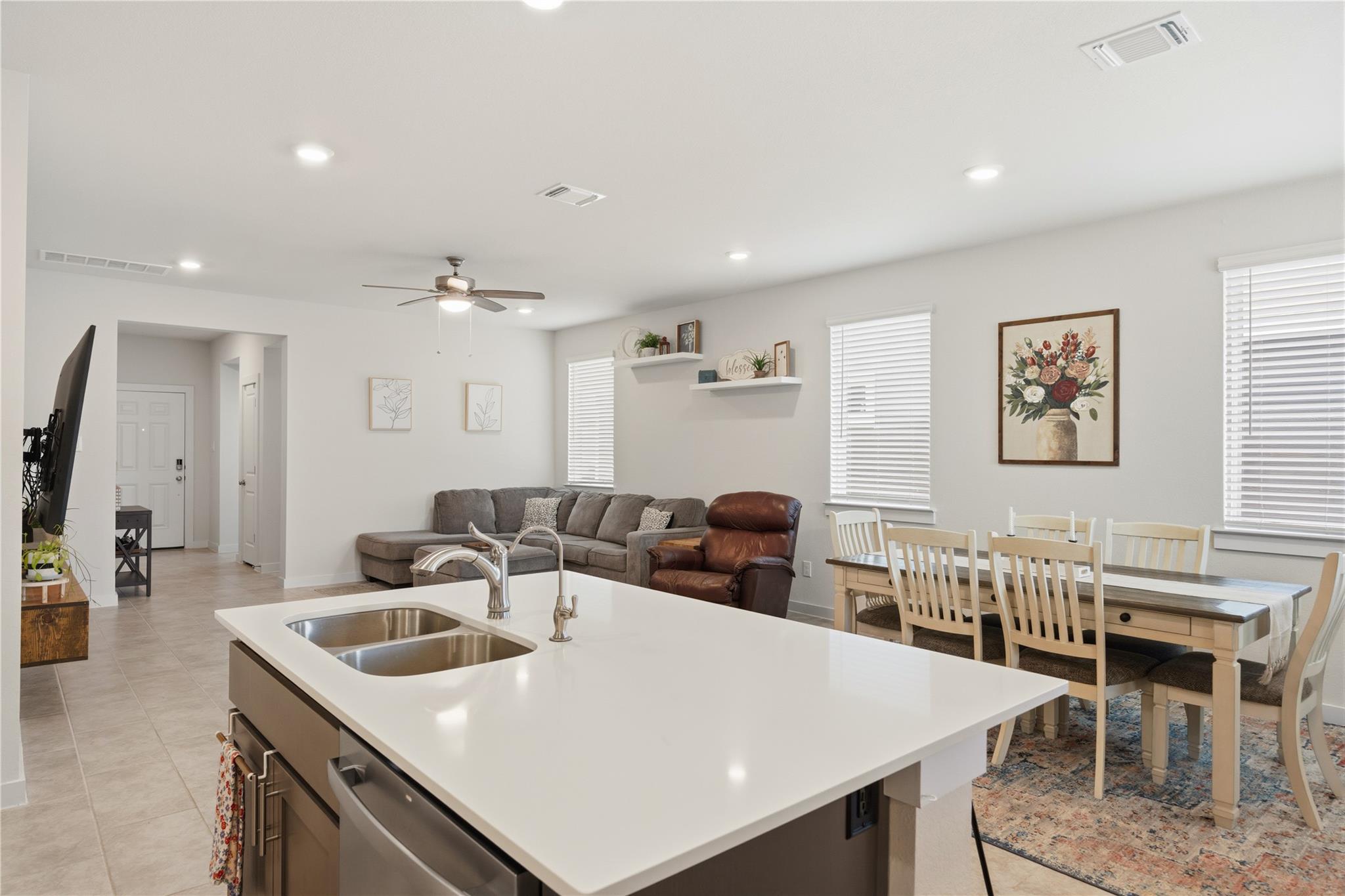 514 Clearlake Dr, Hutto, TX 78634