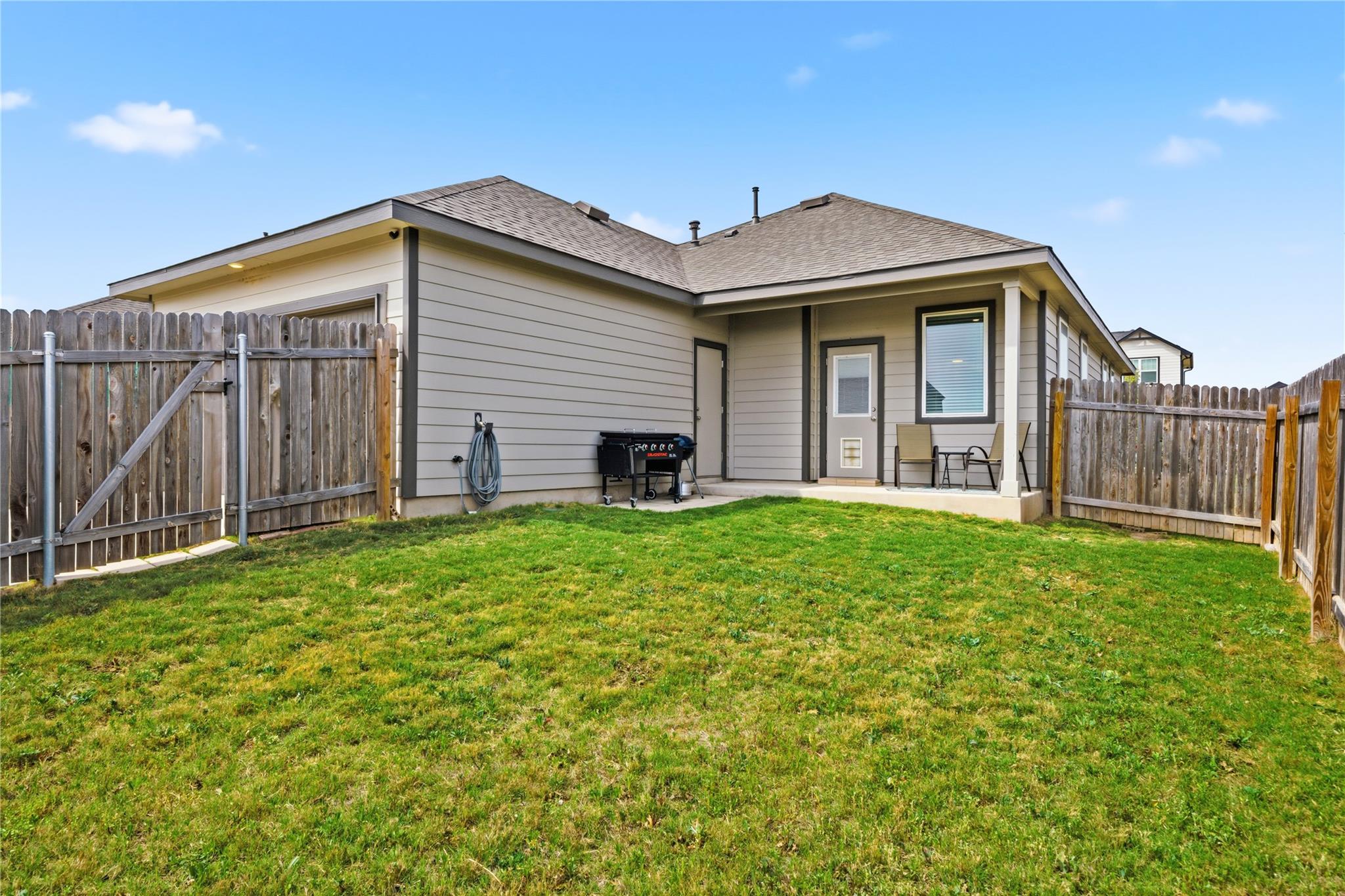 514 Clearlake Dr, Hutto, TX 78634