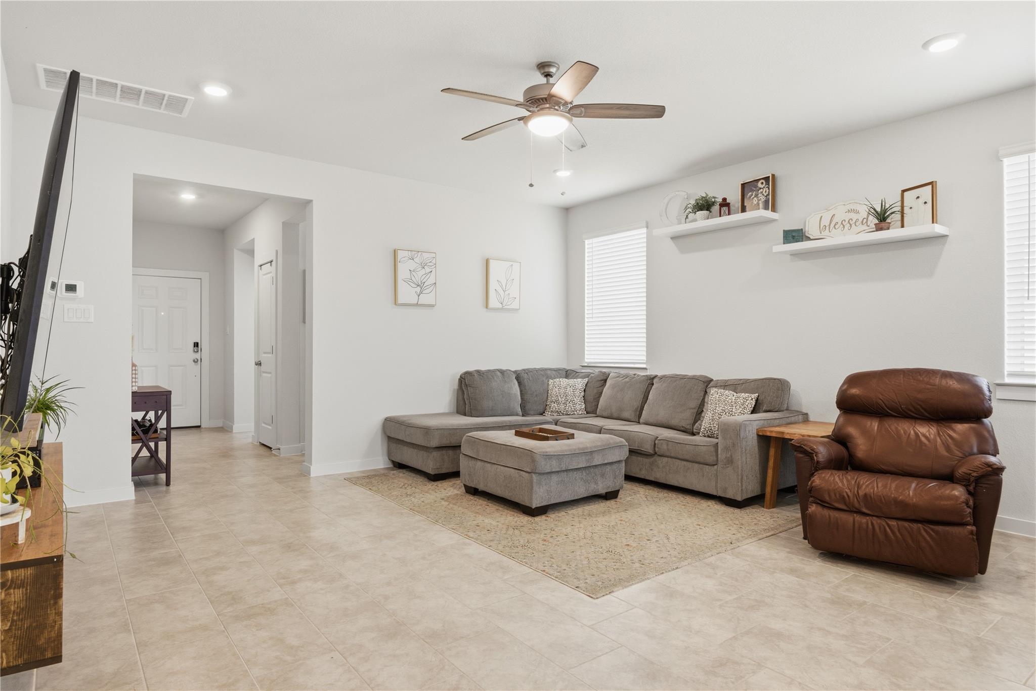 514 Clearlake Dr, Hutto, TX 78634