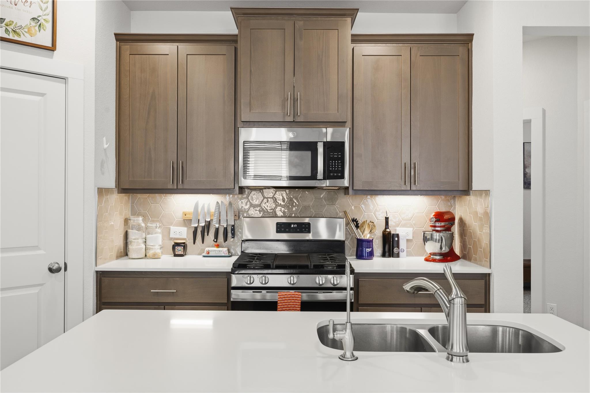 514 Clearlake Dr, Hutto, TX 78634