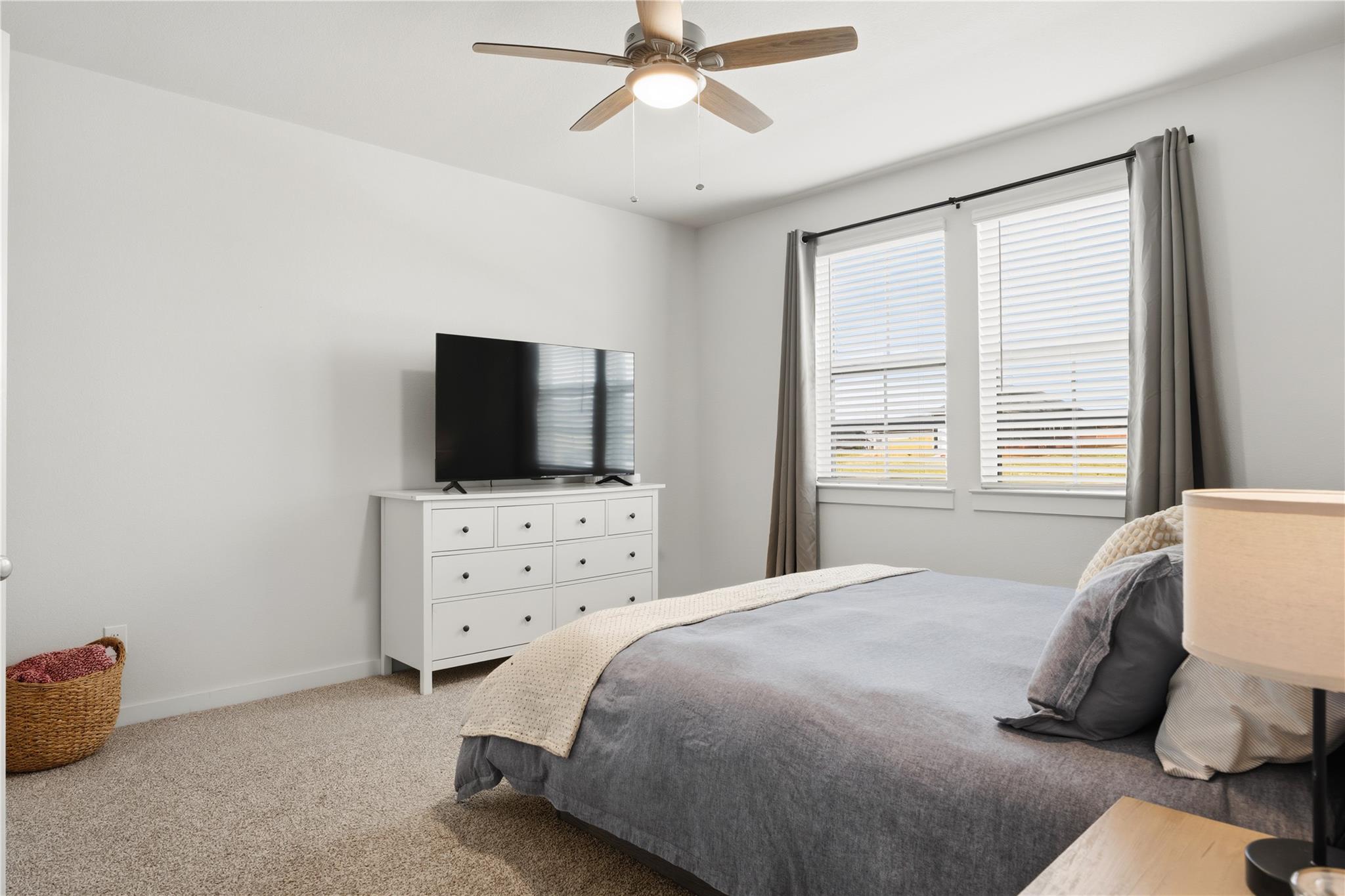 514 Clearlake Dr, Hutto, TX 78634