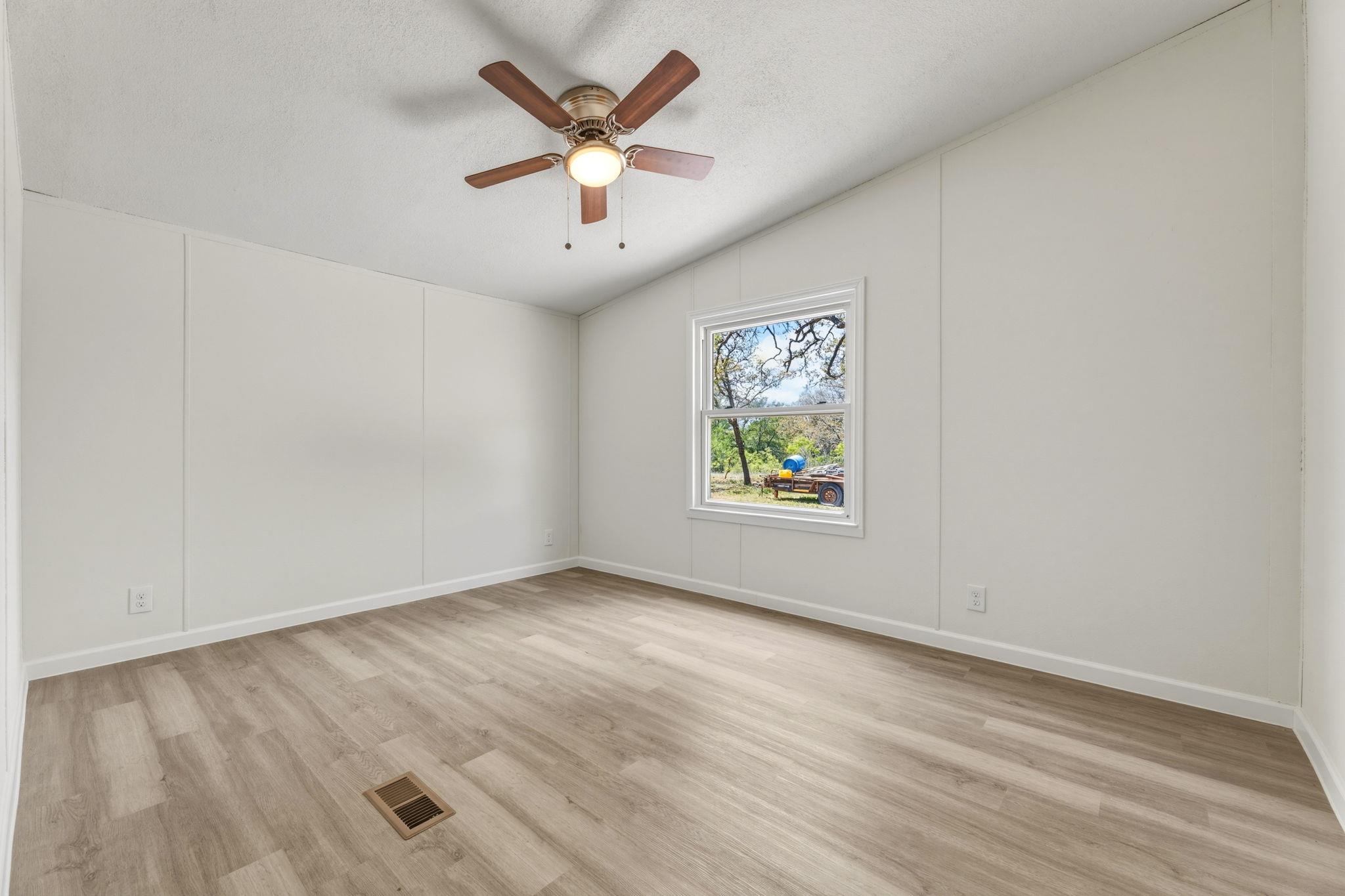 340 Red Hawk Dr, Dale, TX 78616