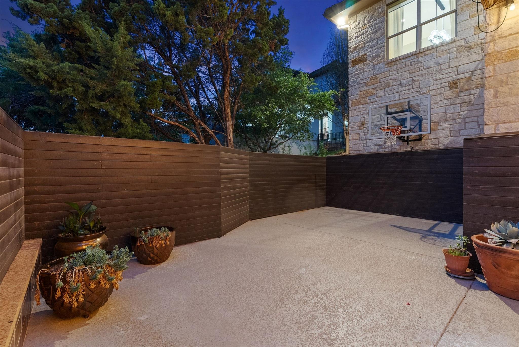 215 Rocky Coast Dr, Lakeway, TX 78738