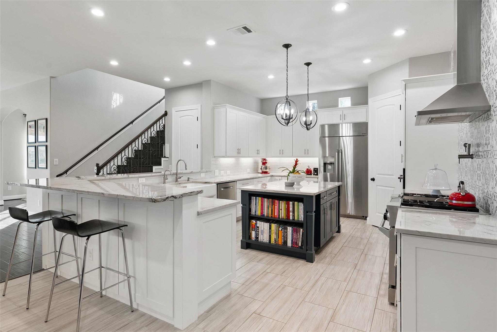 215 Rocky Coast Dr, Lakeway, TX 78738