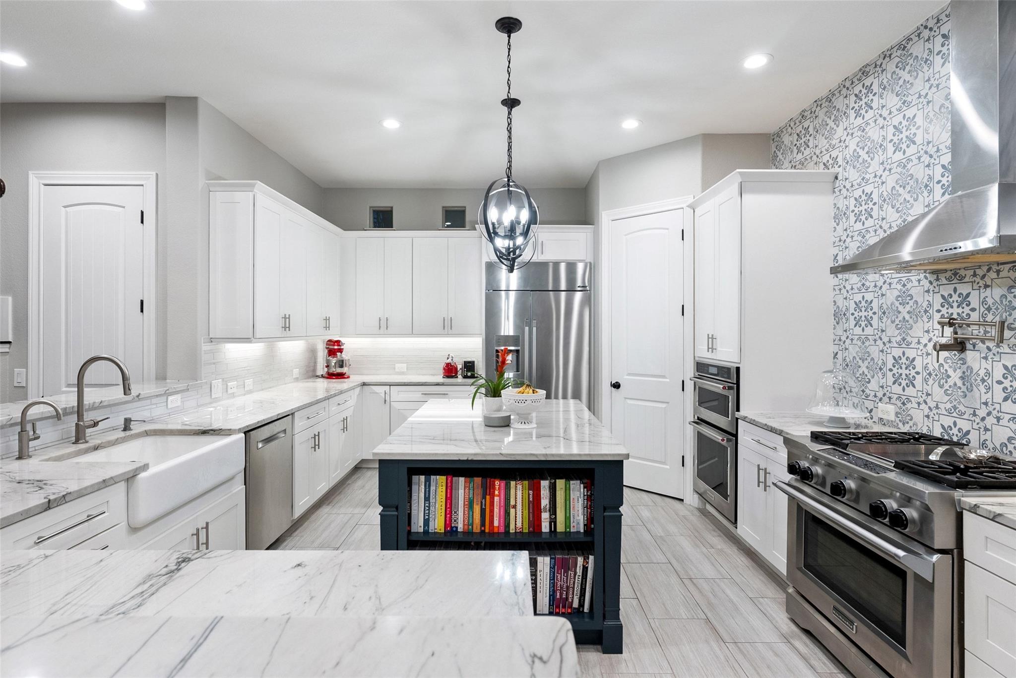 215 Rocky Coast Dr, Lakeway, TX 78738