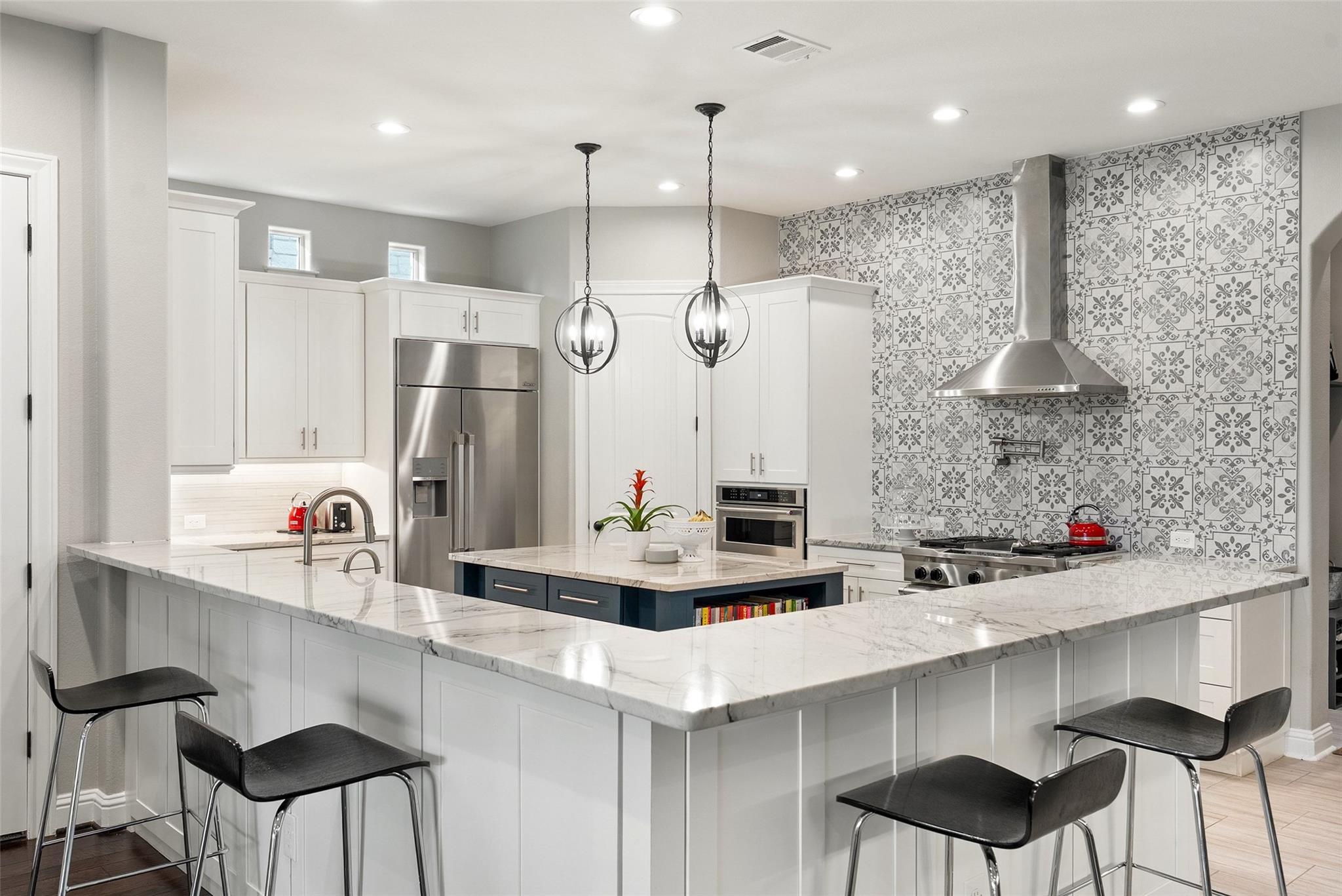 215 Rocky Coast Dr, Lakeway, TX 78738