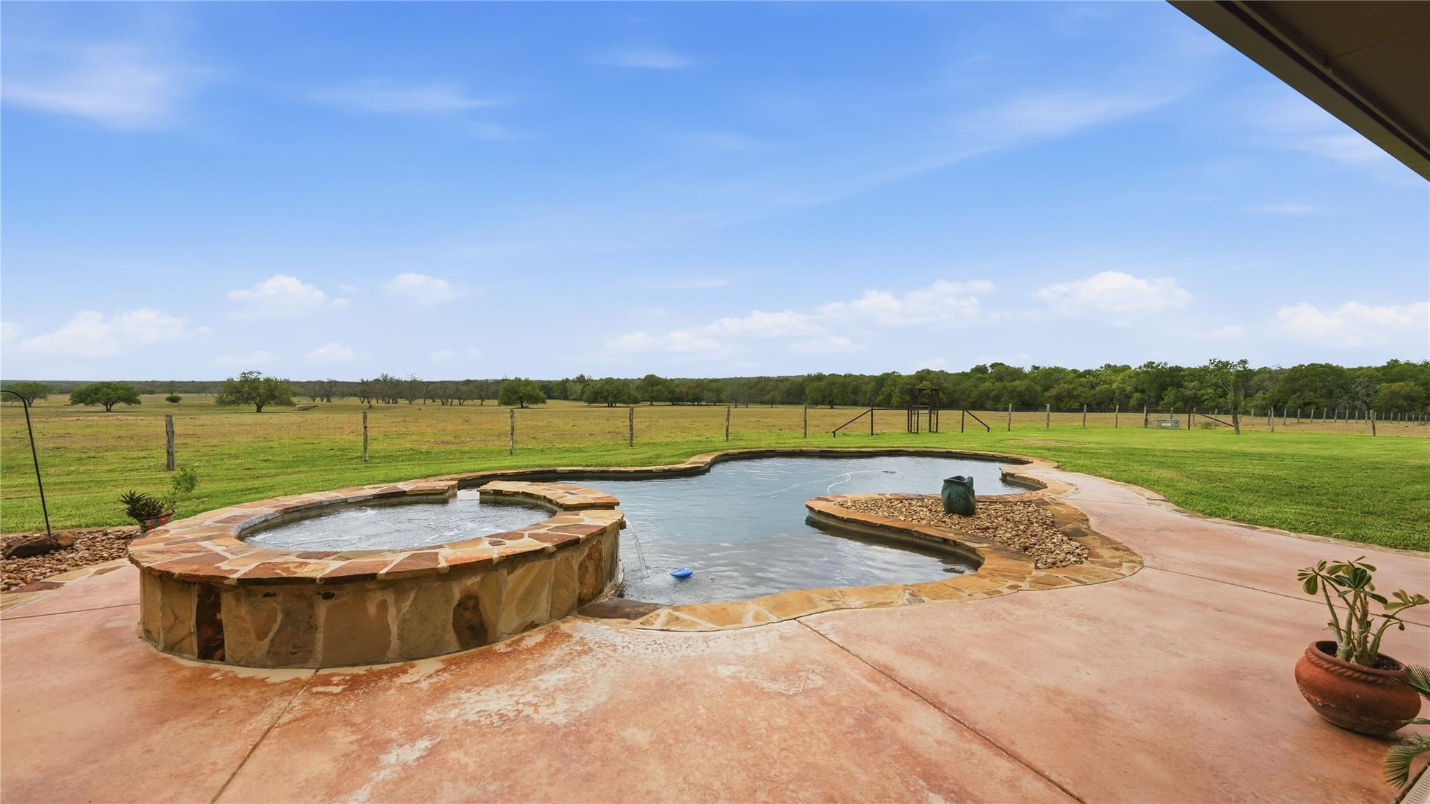 13661 E HIGHWAY 90, Kingsbury, TX 78638