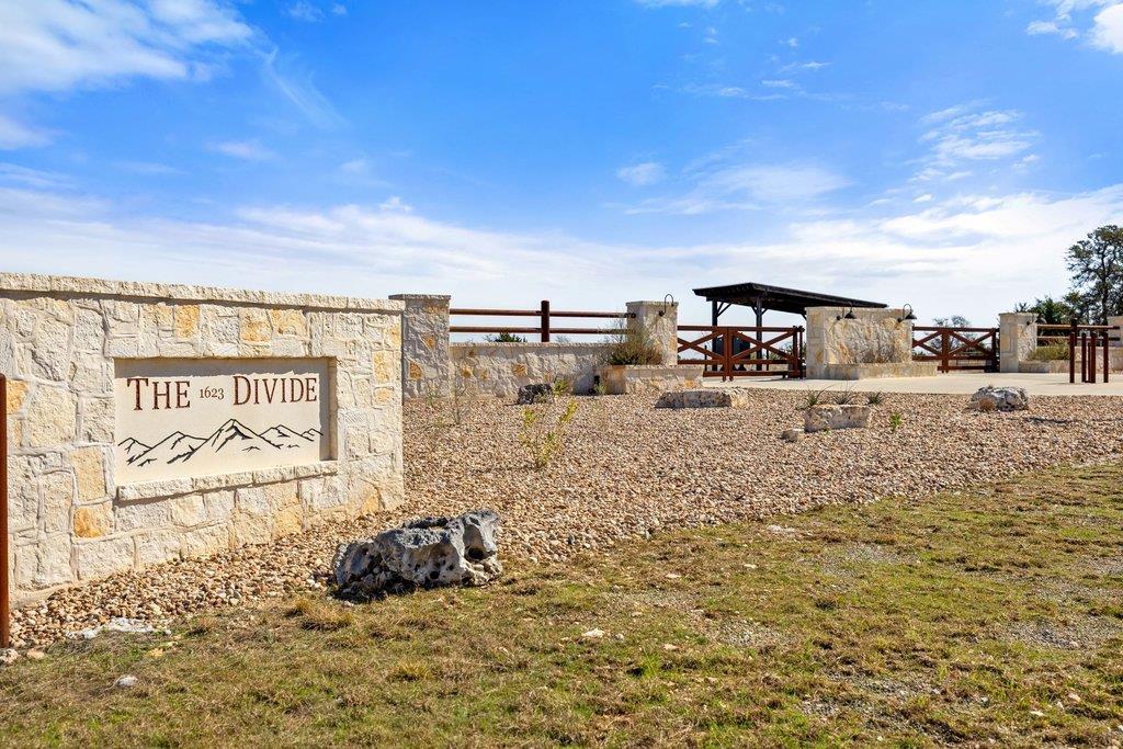 529 Skyline Dr, Blanco, TX 78606