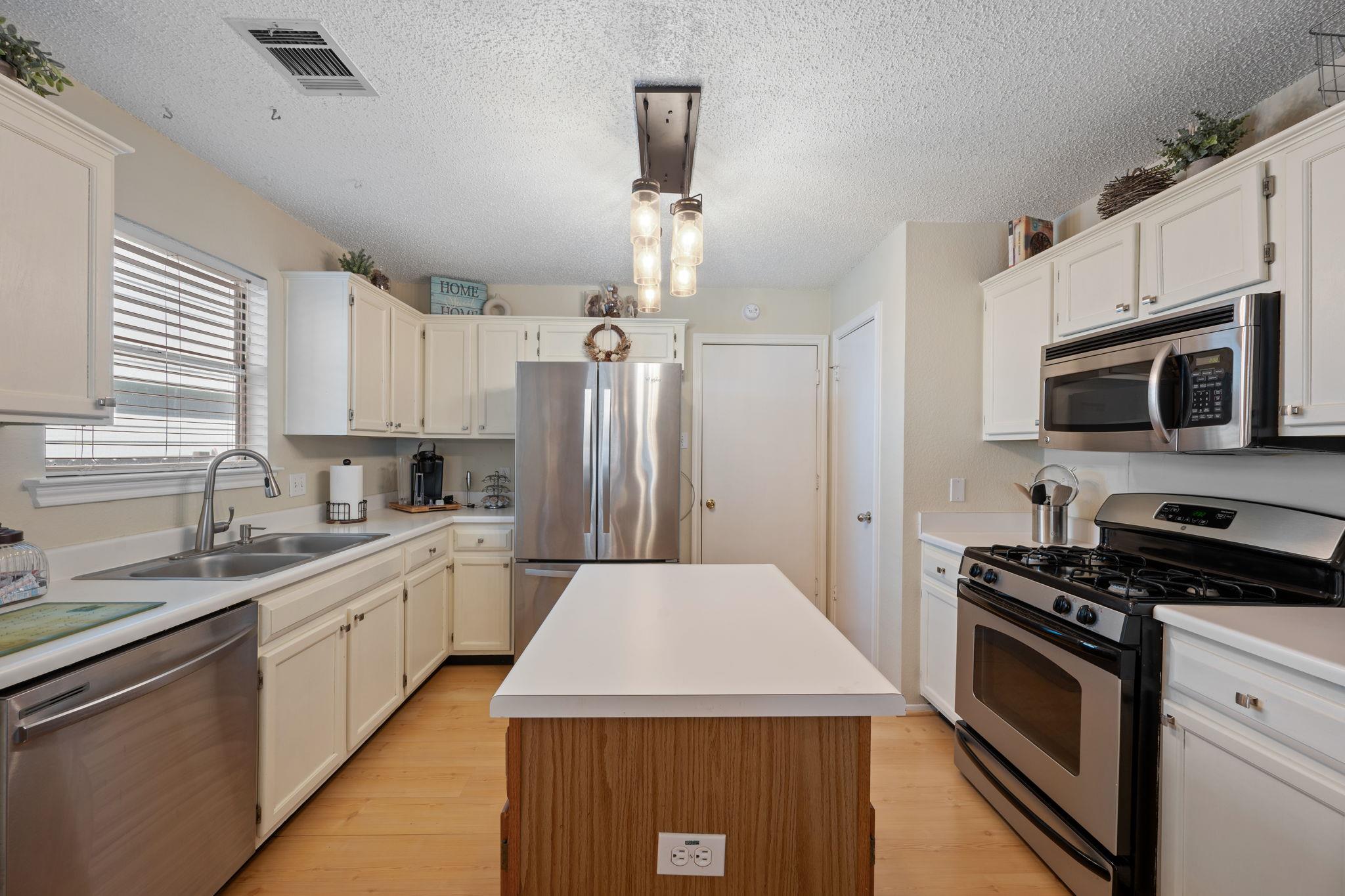 1504 Sylvia Ln, Round Rock, TX 78681