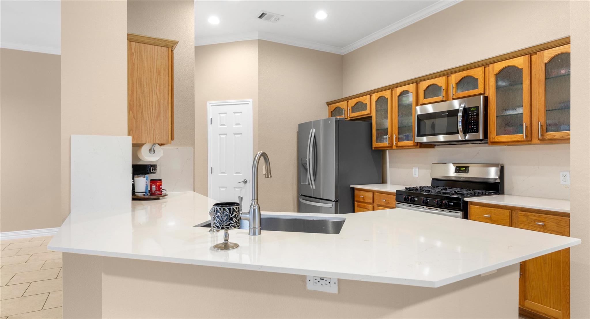 212 Lakemont Dr, Hutto, TX 78634