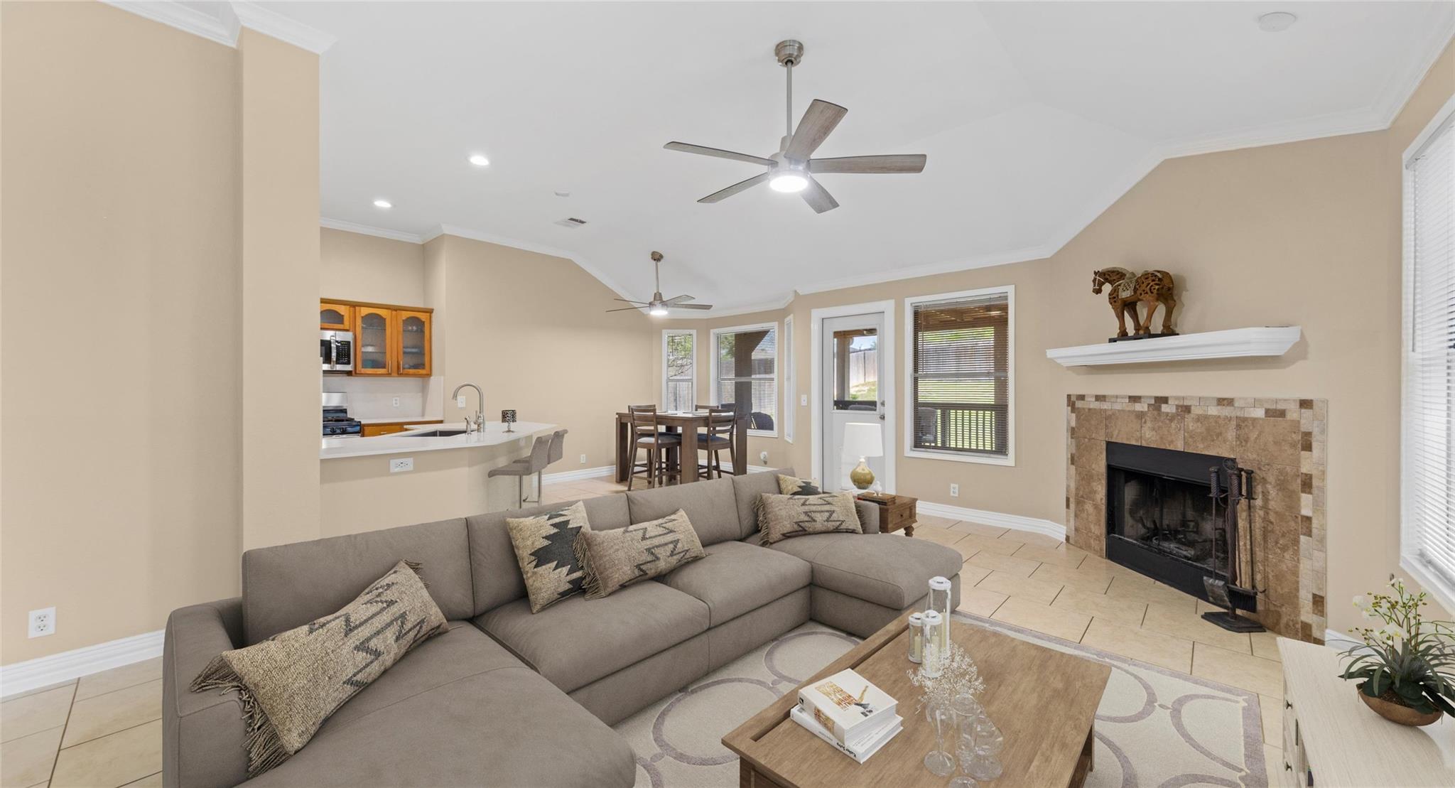 212 Lakemont Dr, Hutto, TX 78634