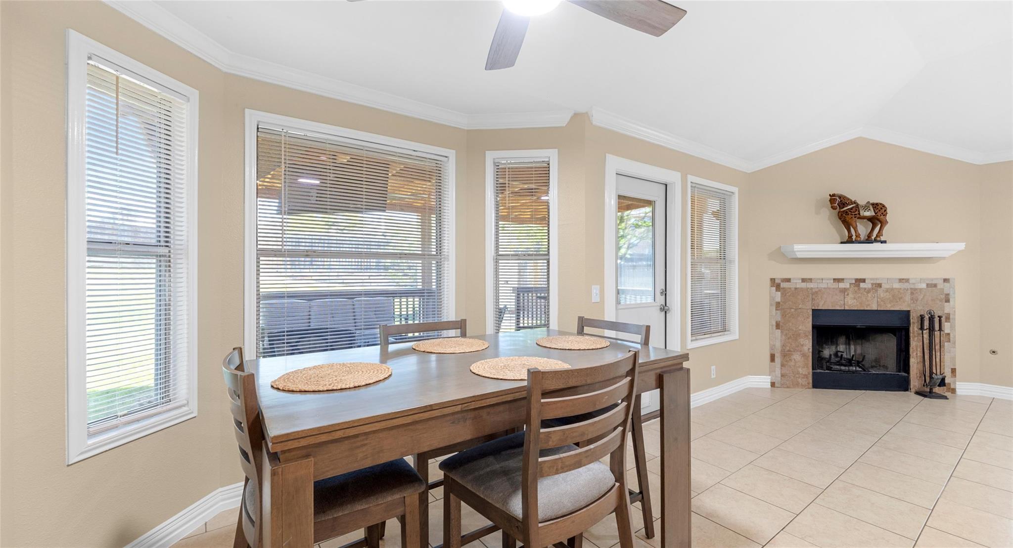 212 Lakemont Dr, Hutto, TX 78634