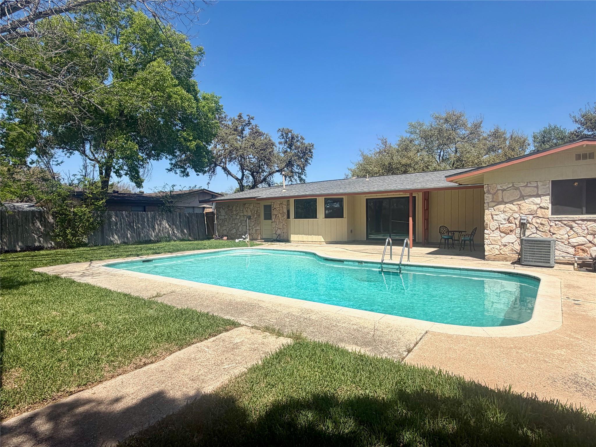 141 Oaklane Dr, Universal City, TX 78148