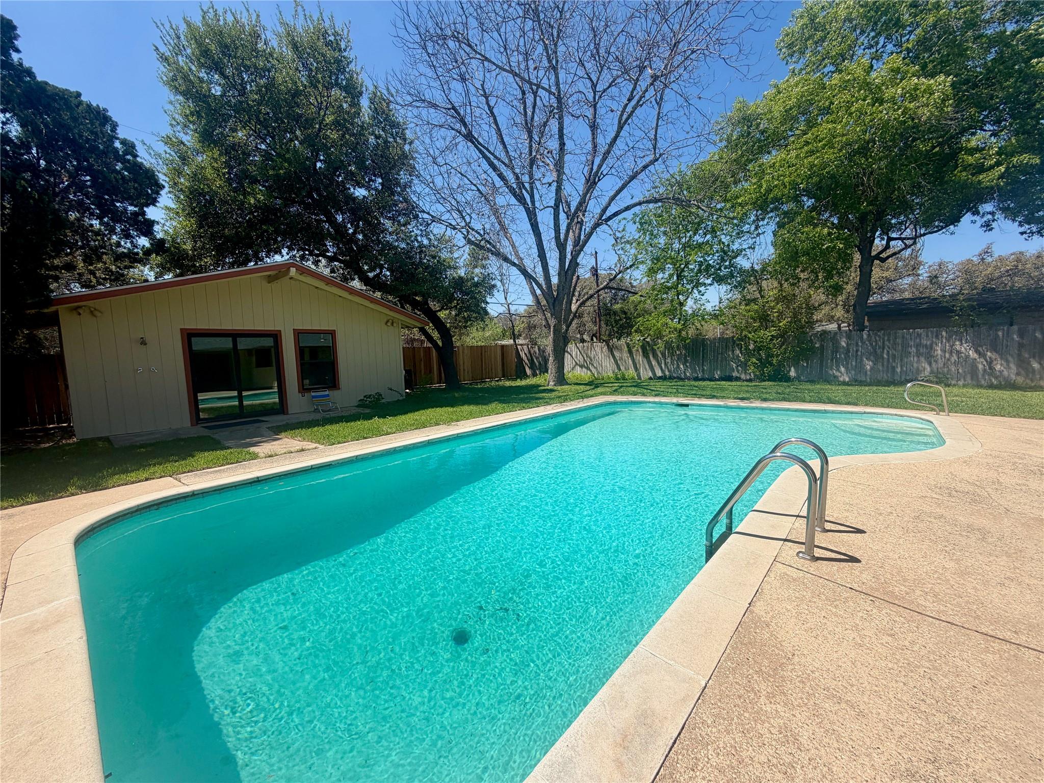 141 Oaklane Dr, Universal City, TX 78148