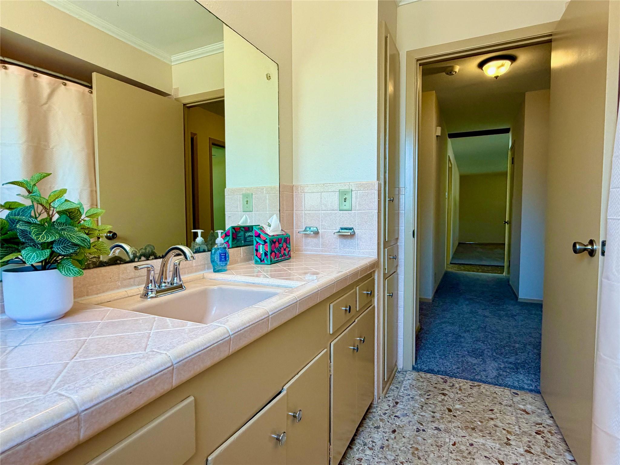 141 Oaklane Dr, Universal City, TX 78148