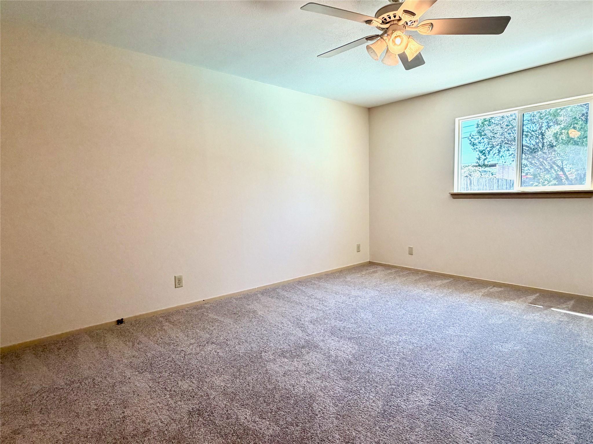 141 Oaklane Dr, Universal City, TX 78148