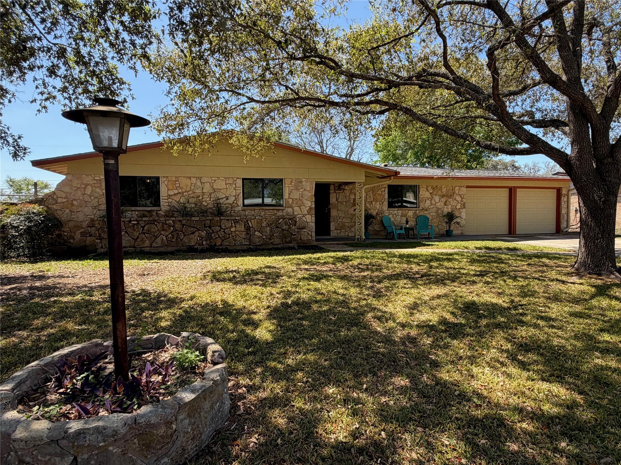 141 Oaklane Dr, Universal City, TX 78148