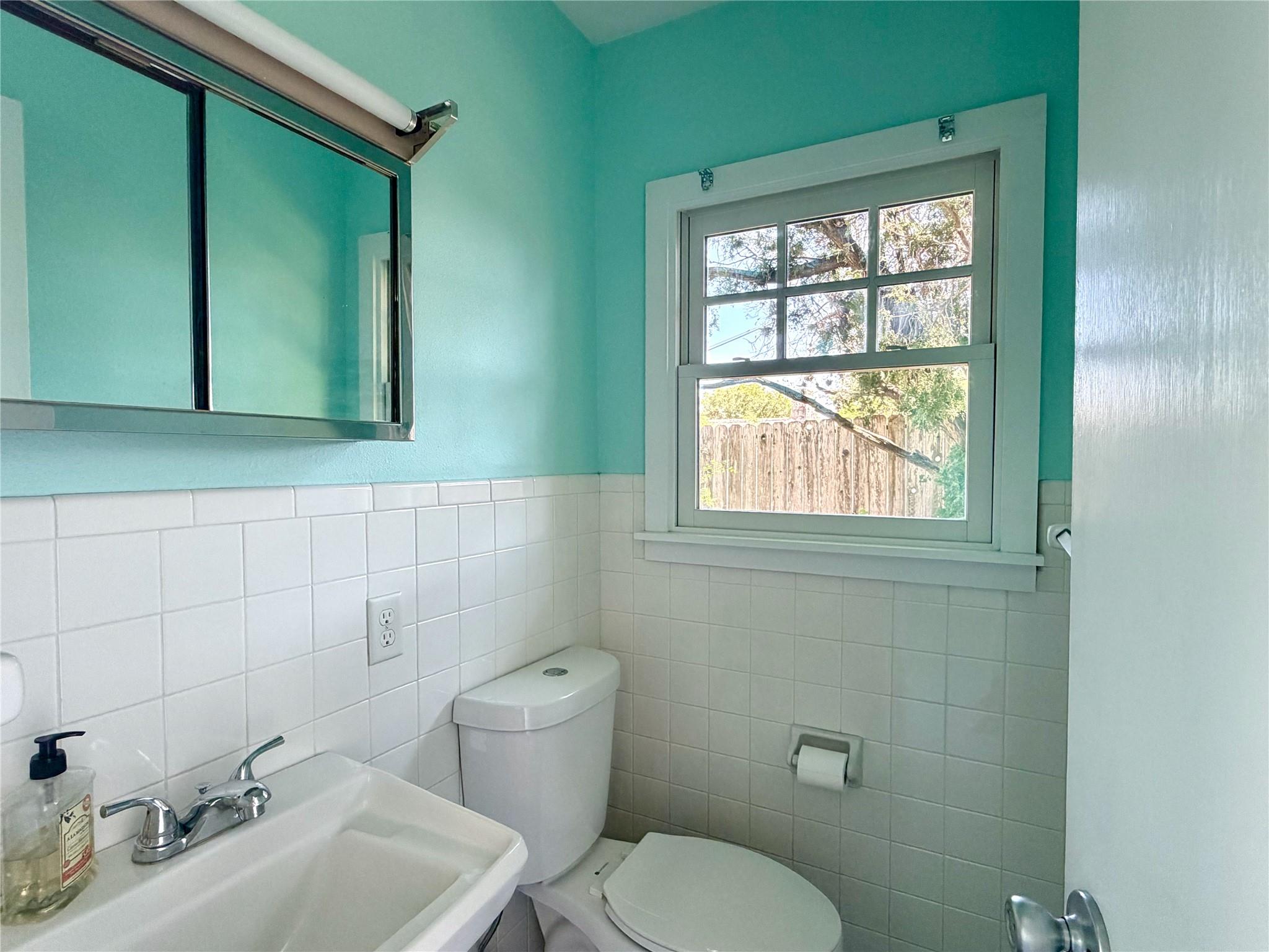 141 Oaklane Dr, Universal City, TX 78148