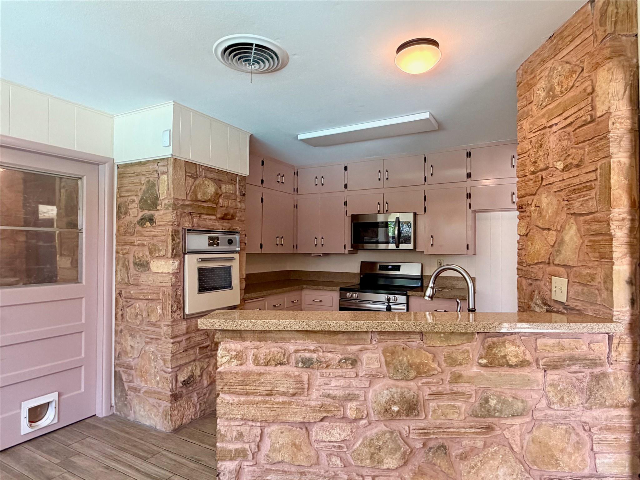 141 Oaklane Dr, Universal City, TX 78148