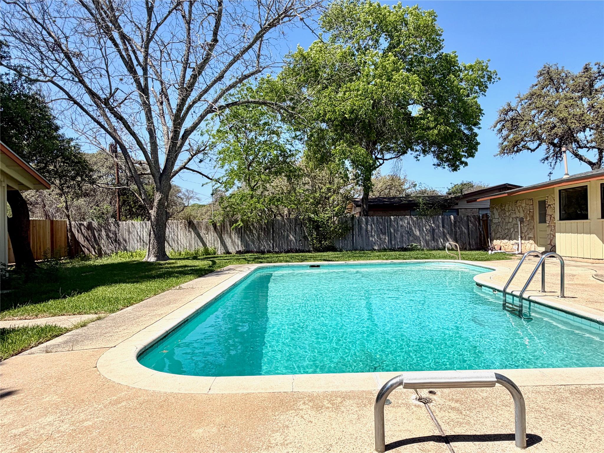 141 Oaklane Dr, Universal City, TX 78148