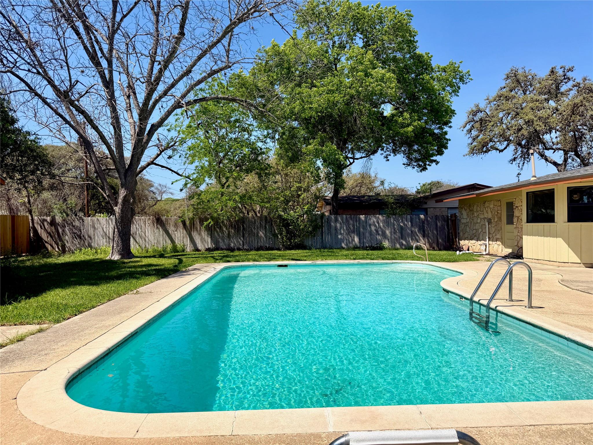 141 Oaklane Dr, Universal City, TX 78148