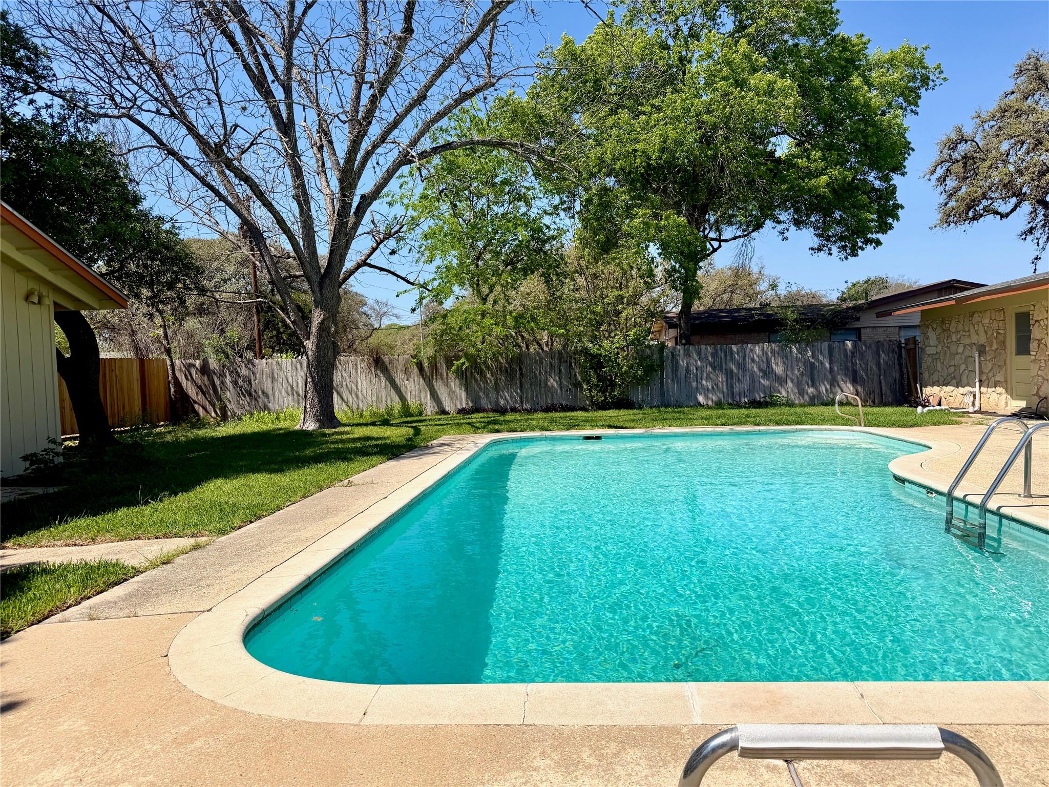 141 Oaklane Dr, Universal City, TX 78148