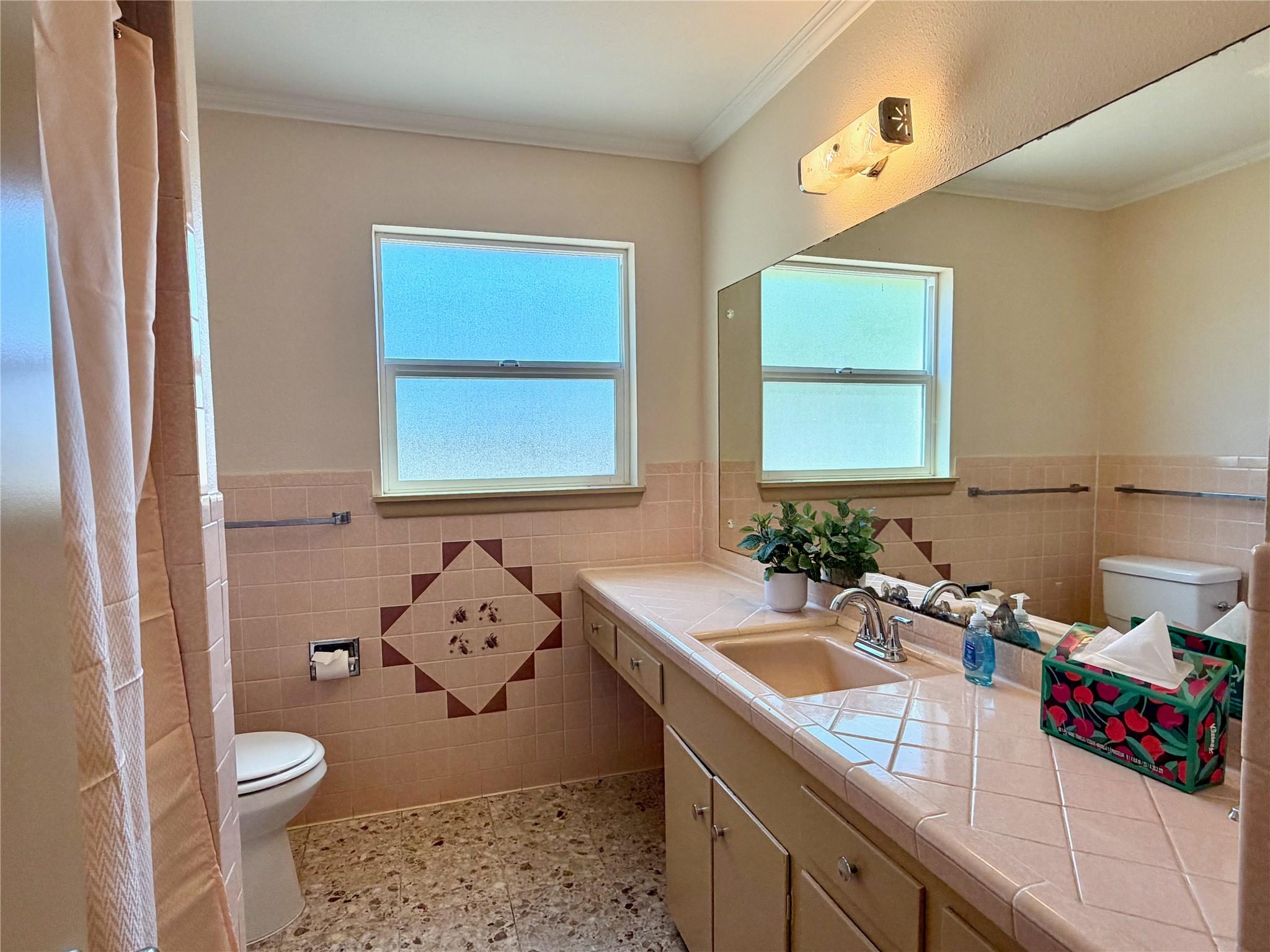 141 Oaklane Dr, Universal City, TX 78148