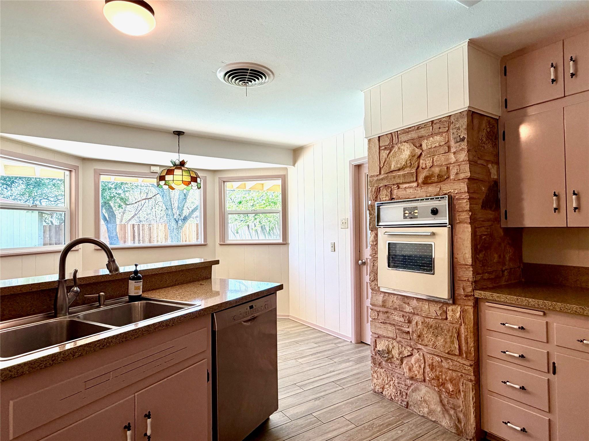 141 Oaklane Dr, Universal City, TX 78148