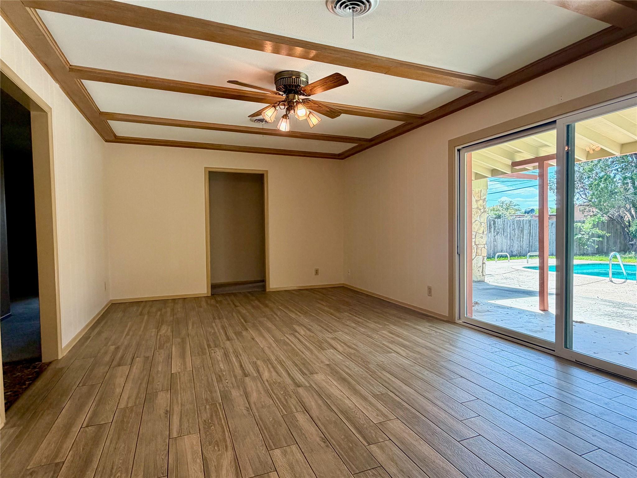 141 Oaklane Dr, Universal City, TX 78148