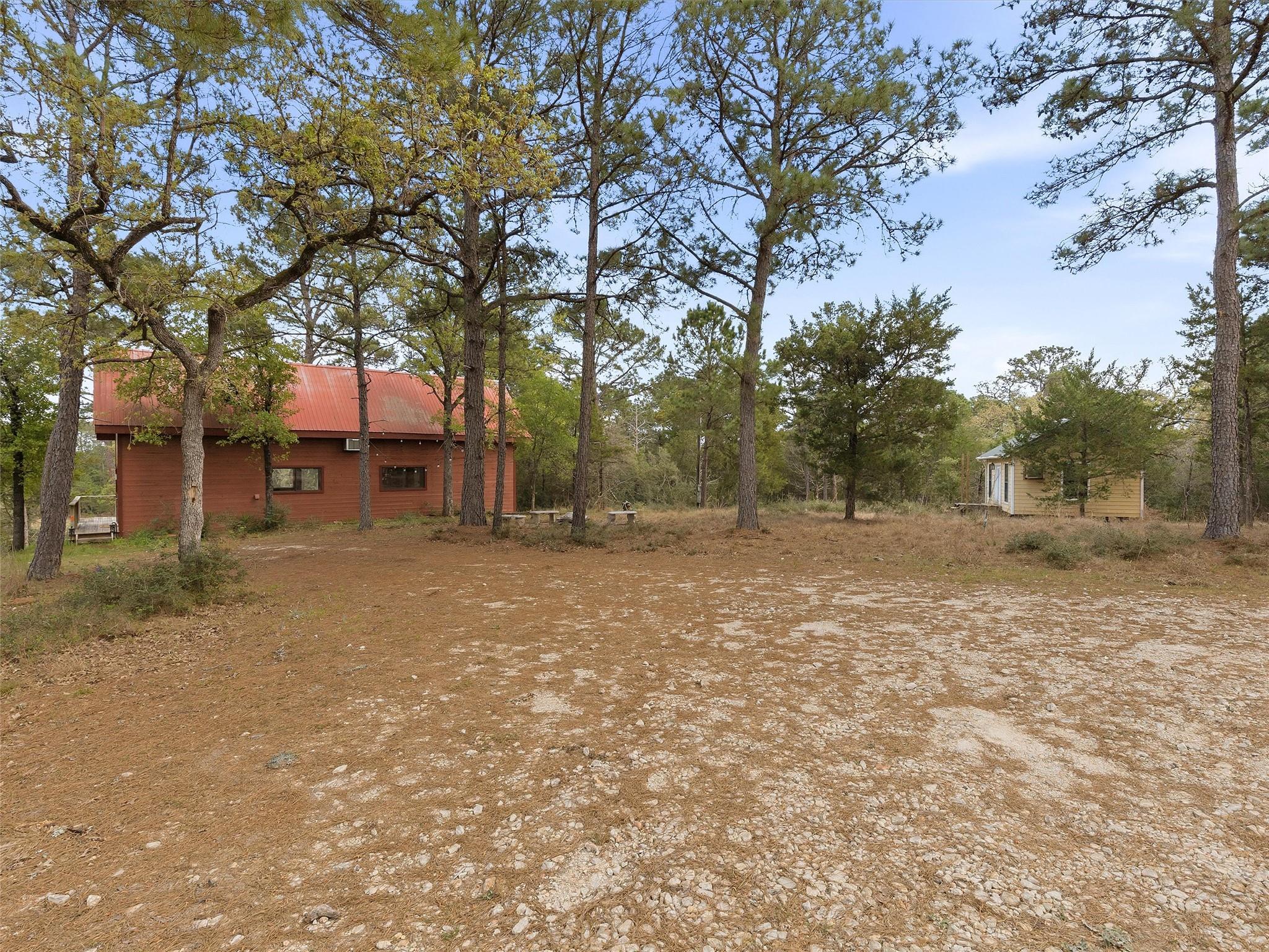 215 Lakeview Dr, Smithville, TX 78957