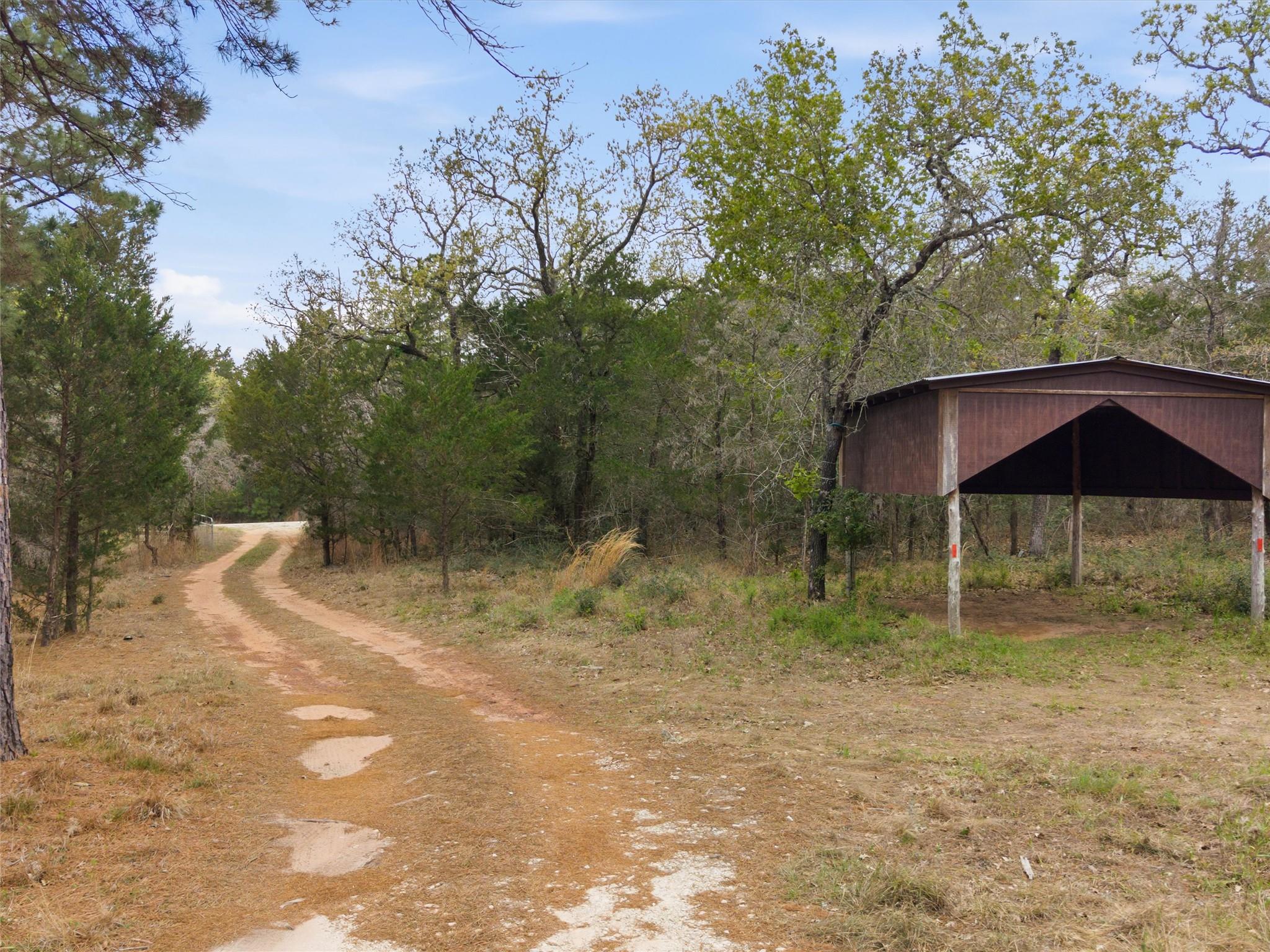 215 Lakeview Dr, Smithville, TX 78957