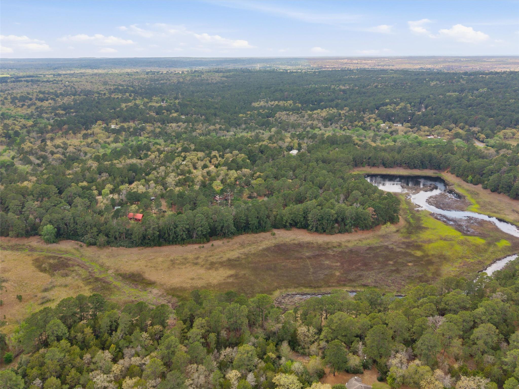 215 Lakeview Dr, Smithville, TX 78957