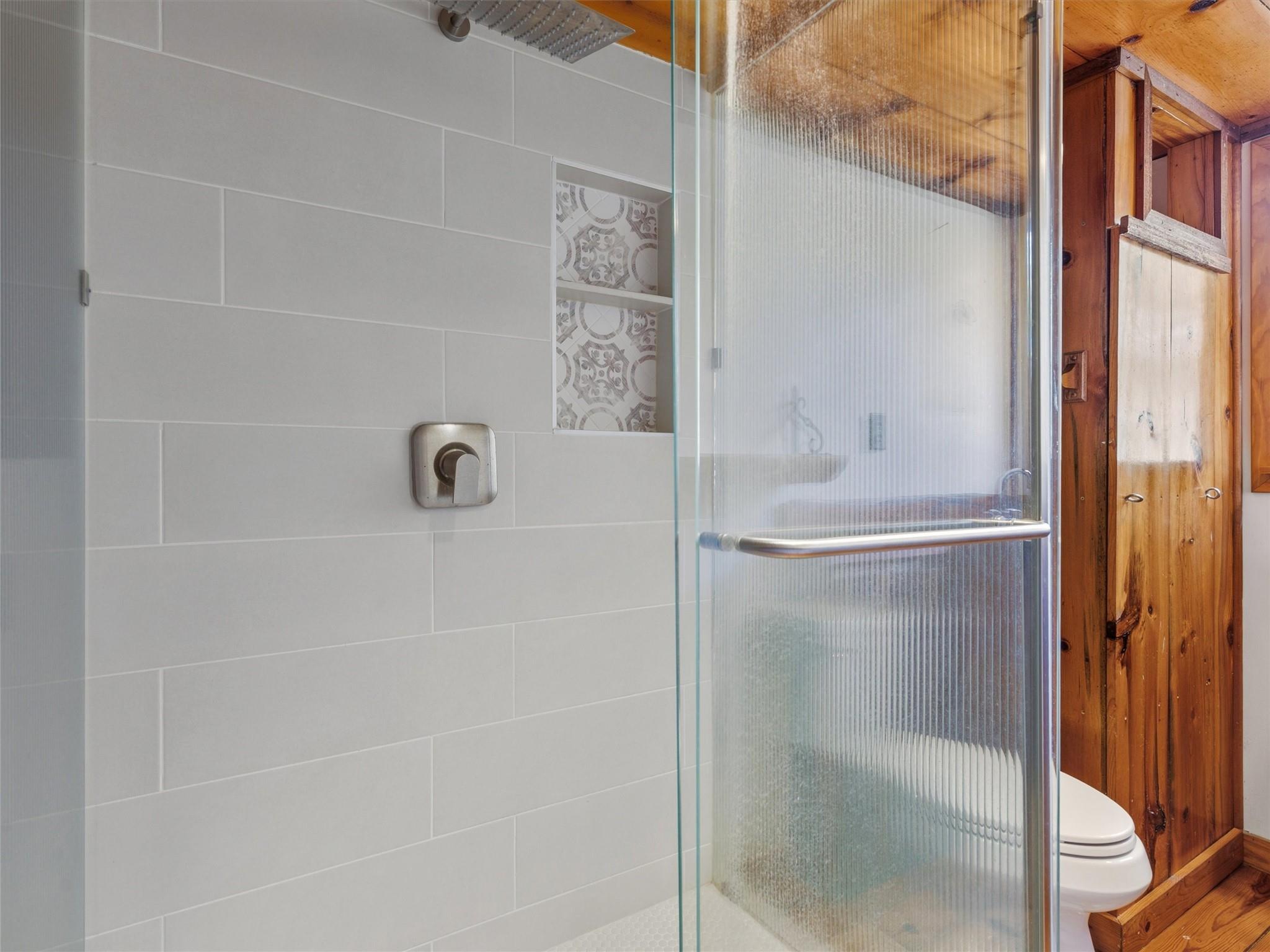 215 Lakeview Dr, Smithville, TX 78957