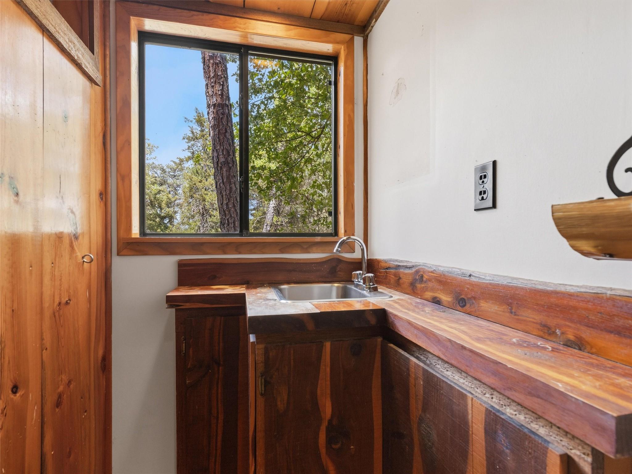 215 Lakeview Dr, Smithville, TX 78957