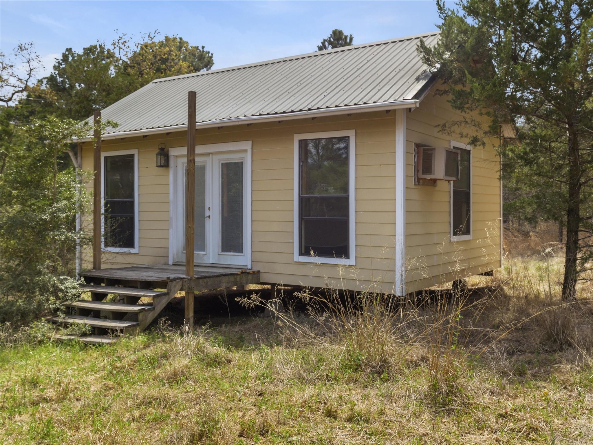 215 Lakeview Dr, Smithville, TX 78957