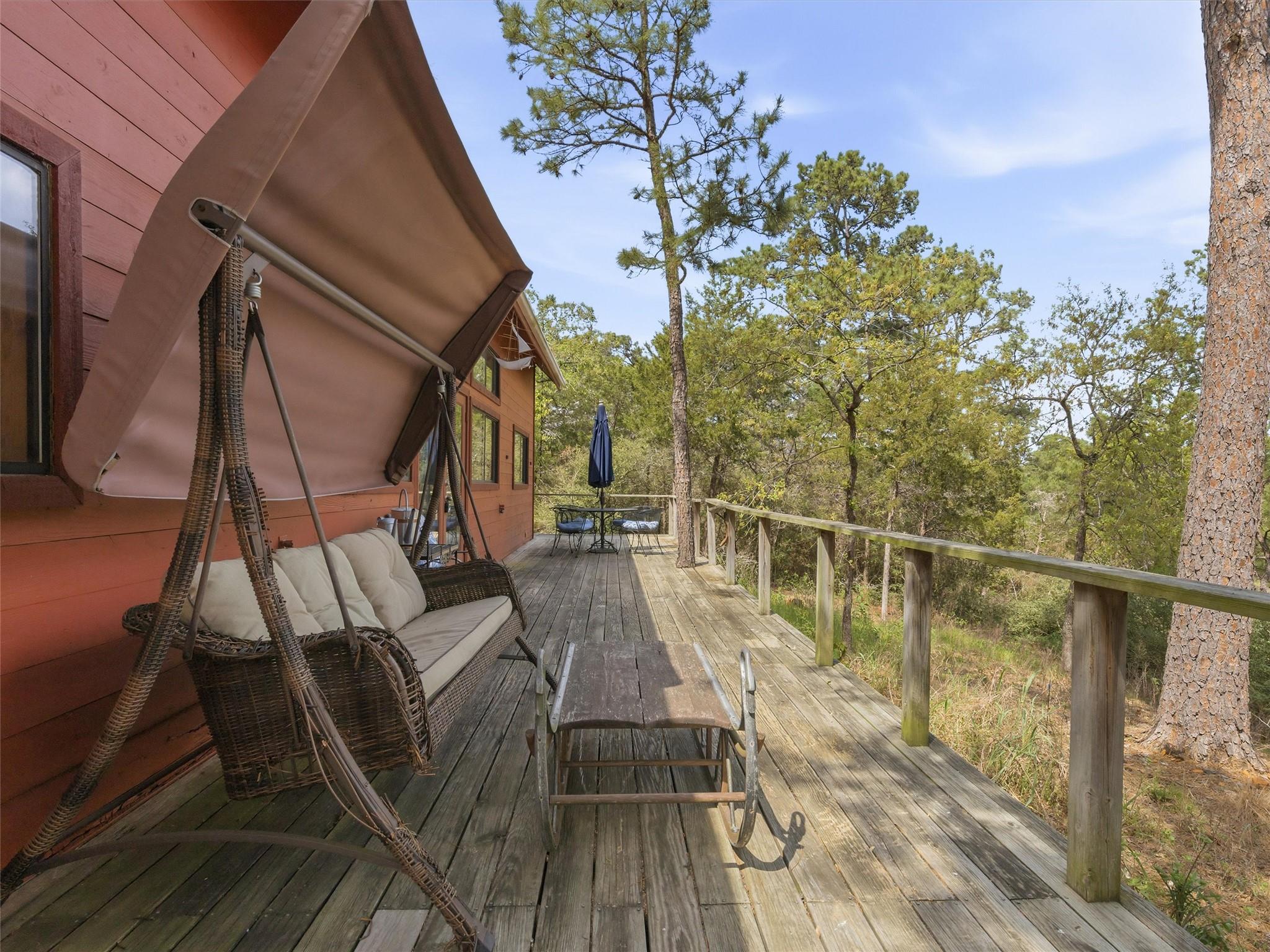 215 Lakeview Dr, Smithville, TX 78957