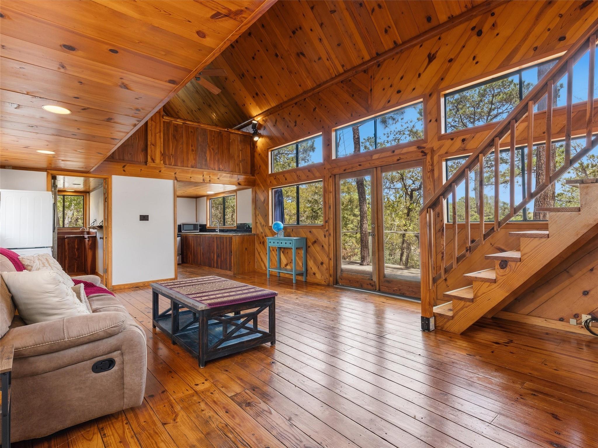 215 Lakeview Dr, Smithville, TX 78957