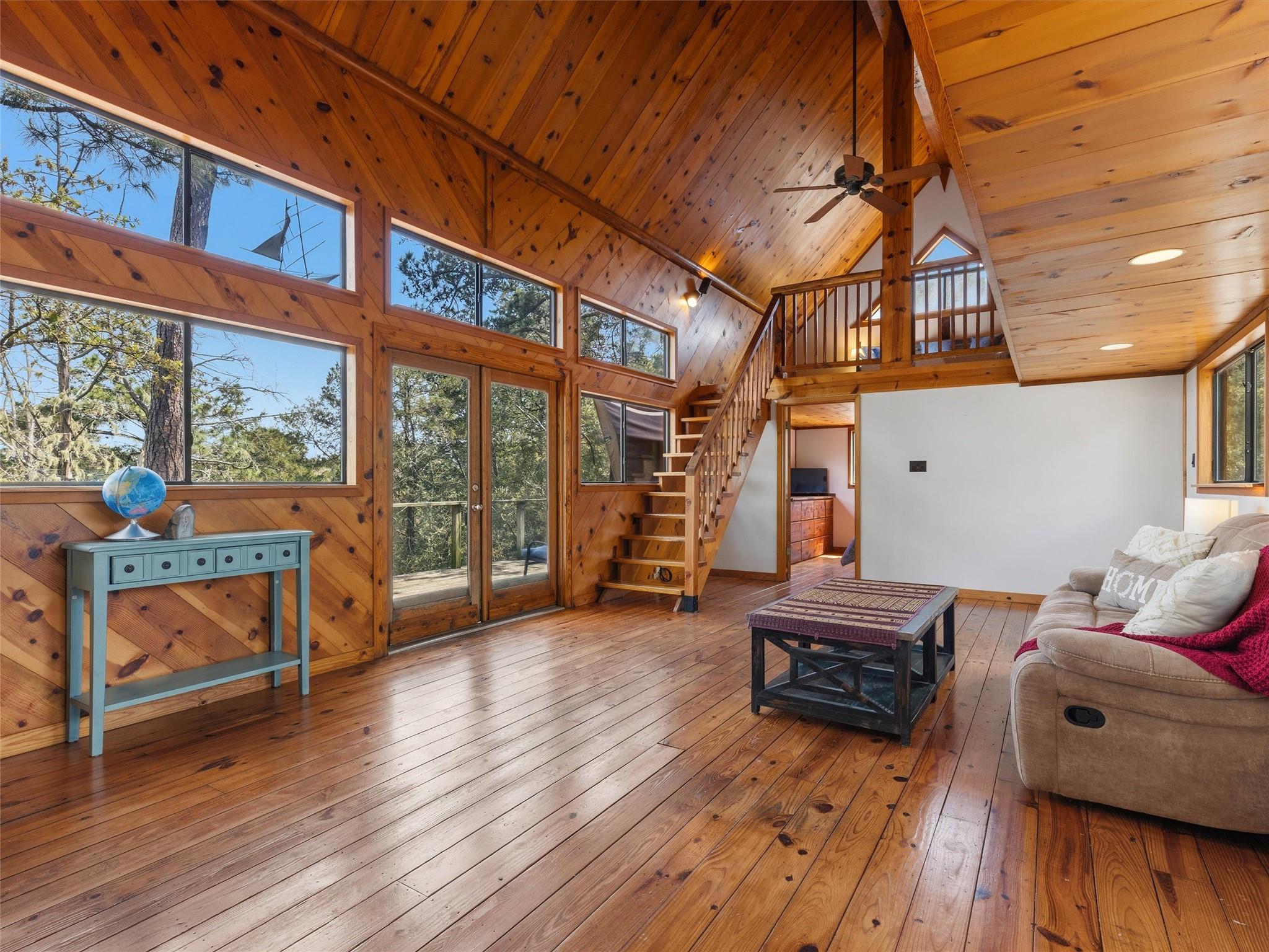 215 Lakeview Dr, Smithville, TX 78957