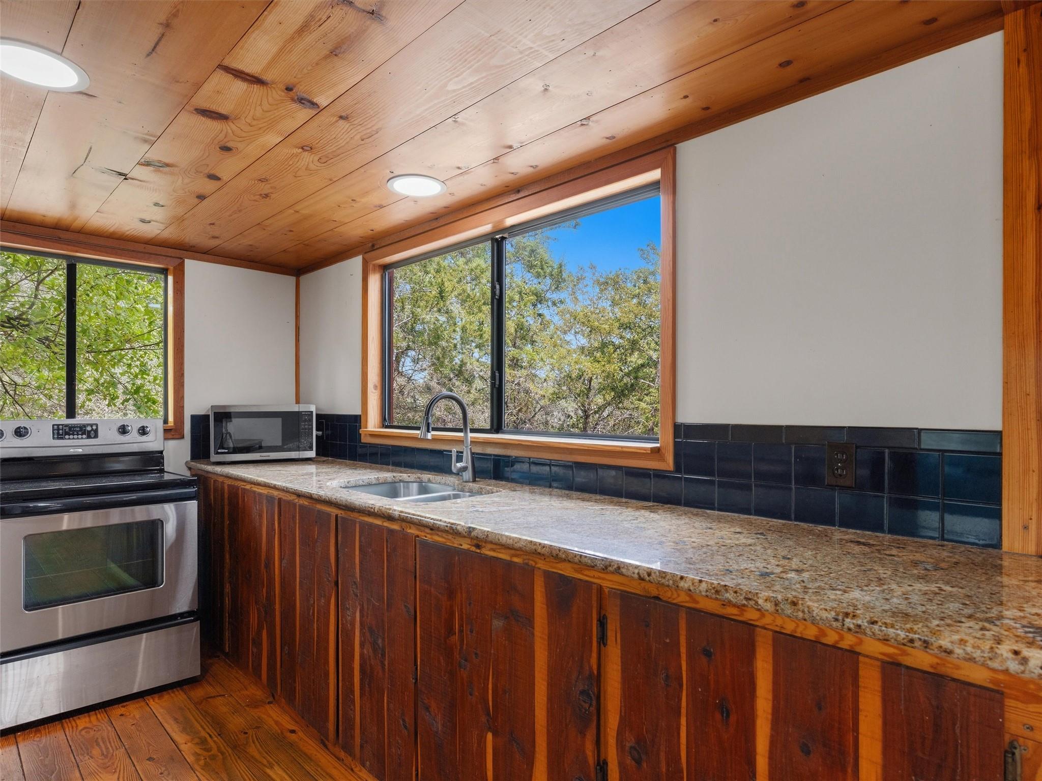 215 Lakeview Dr, Smithville, TX 78957