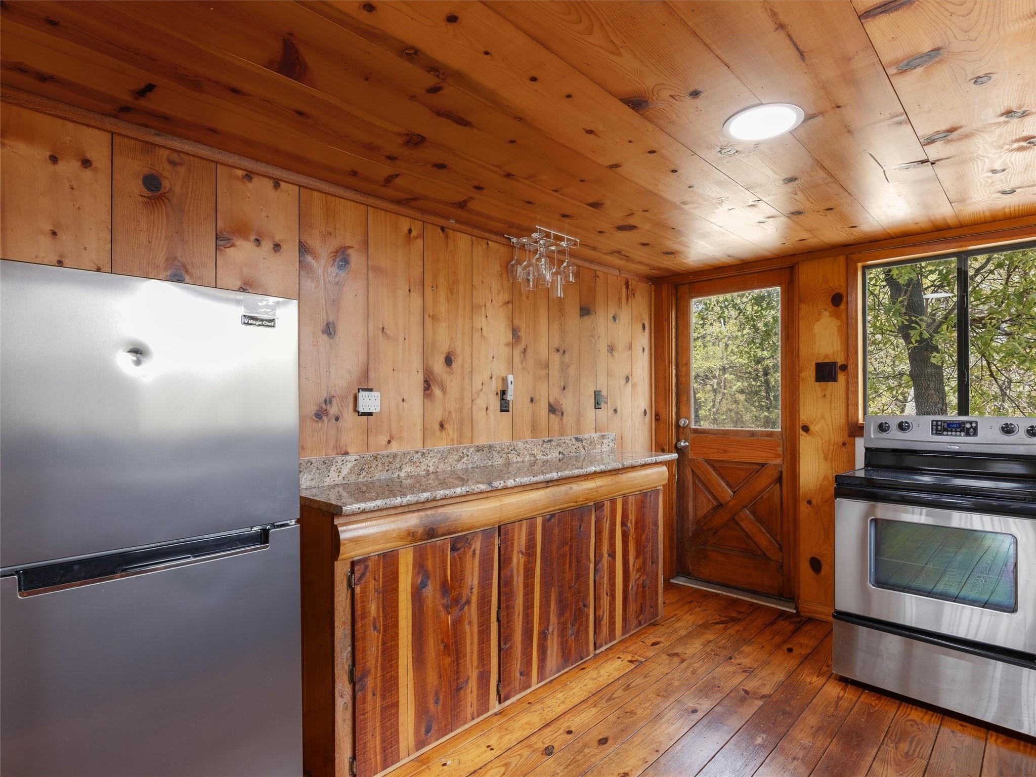 215 Lakeview Dr, Smithville, TX 78957