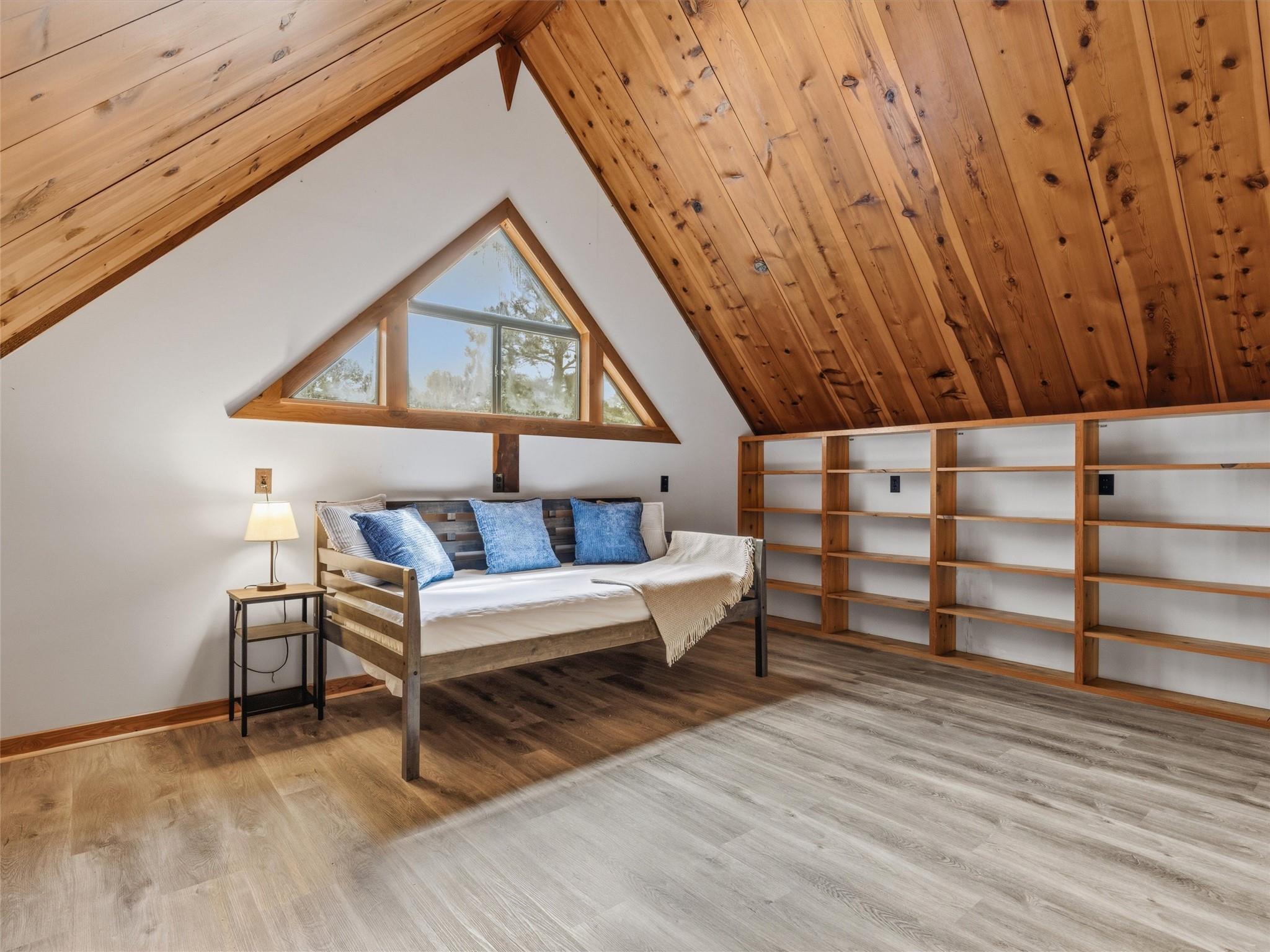 215 Lakeview Dr, Smithville, TX 78957