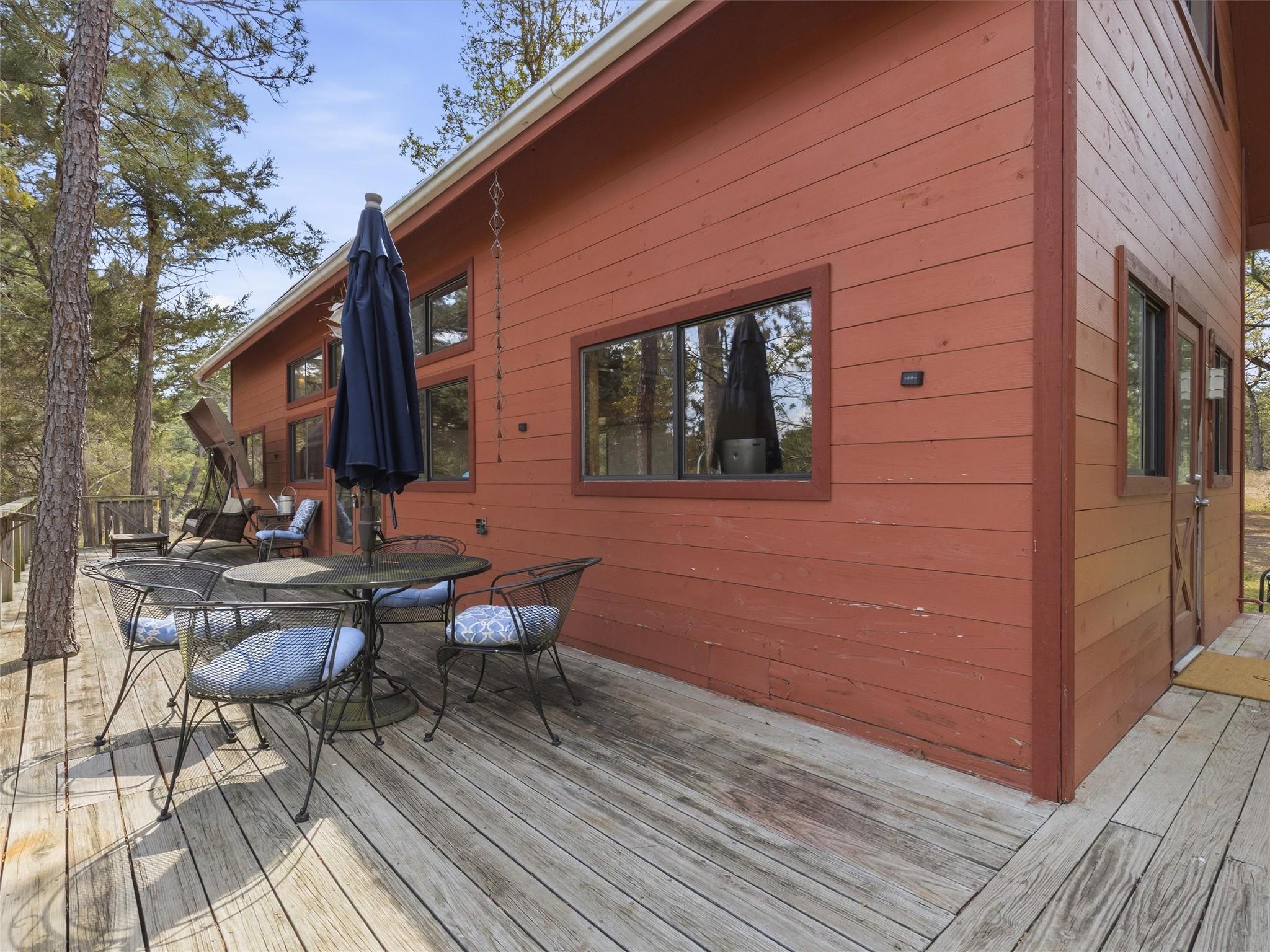 215 Lakeview Dr, Smithville, TX 78957