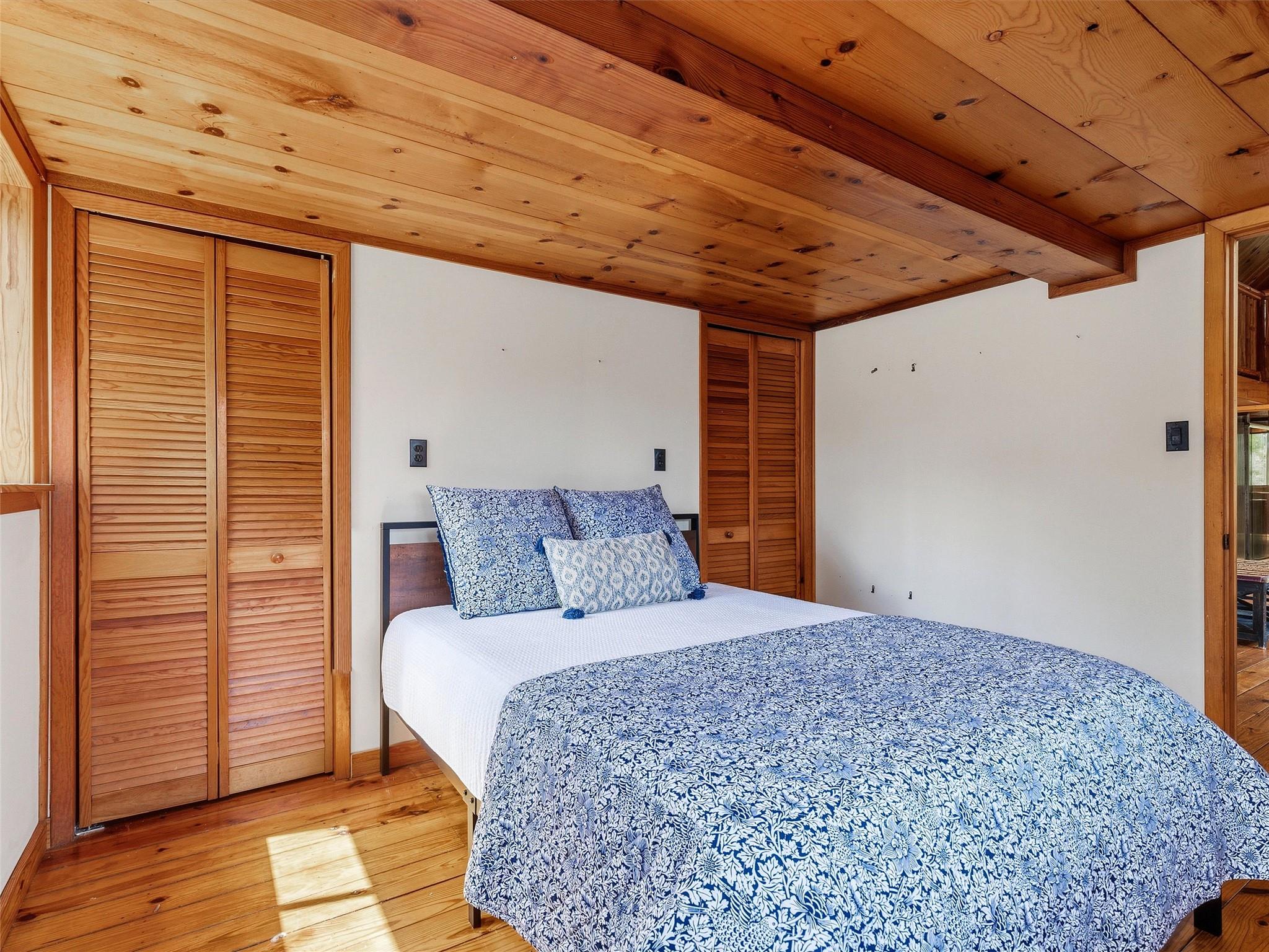 215 Lakeview Dr, Smithville, TX 78957