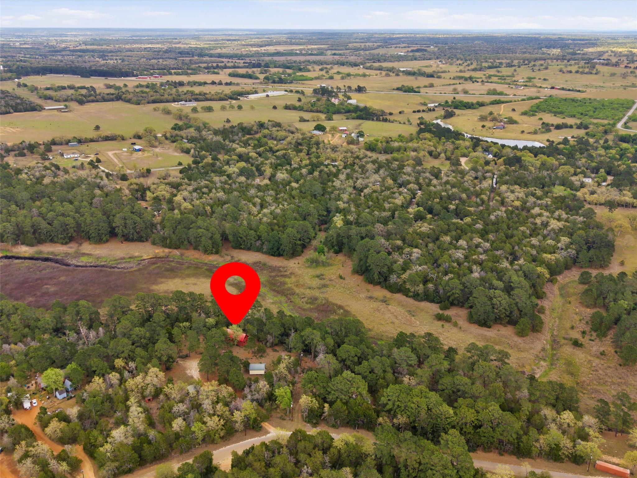 215 Lakeview Dr, Smithville, TX 78957