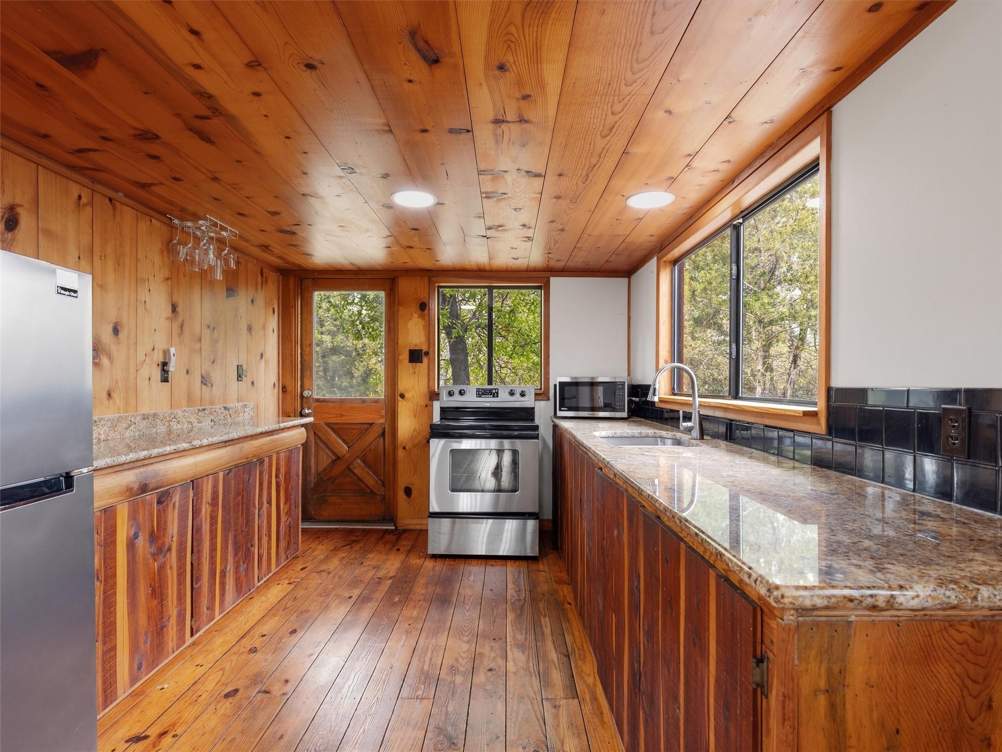 215 Lakeview Dr, Smithville, TX 78957