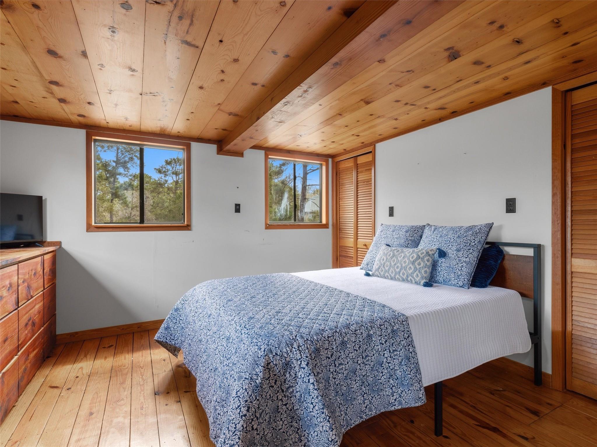 215 Lakeview Dr, Smithville, TX 78957