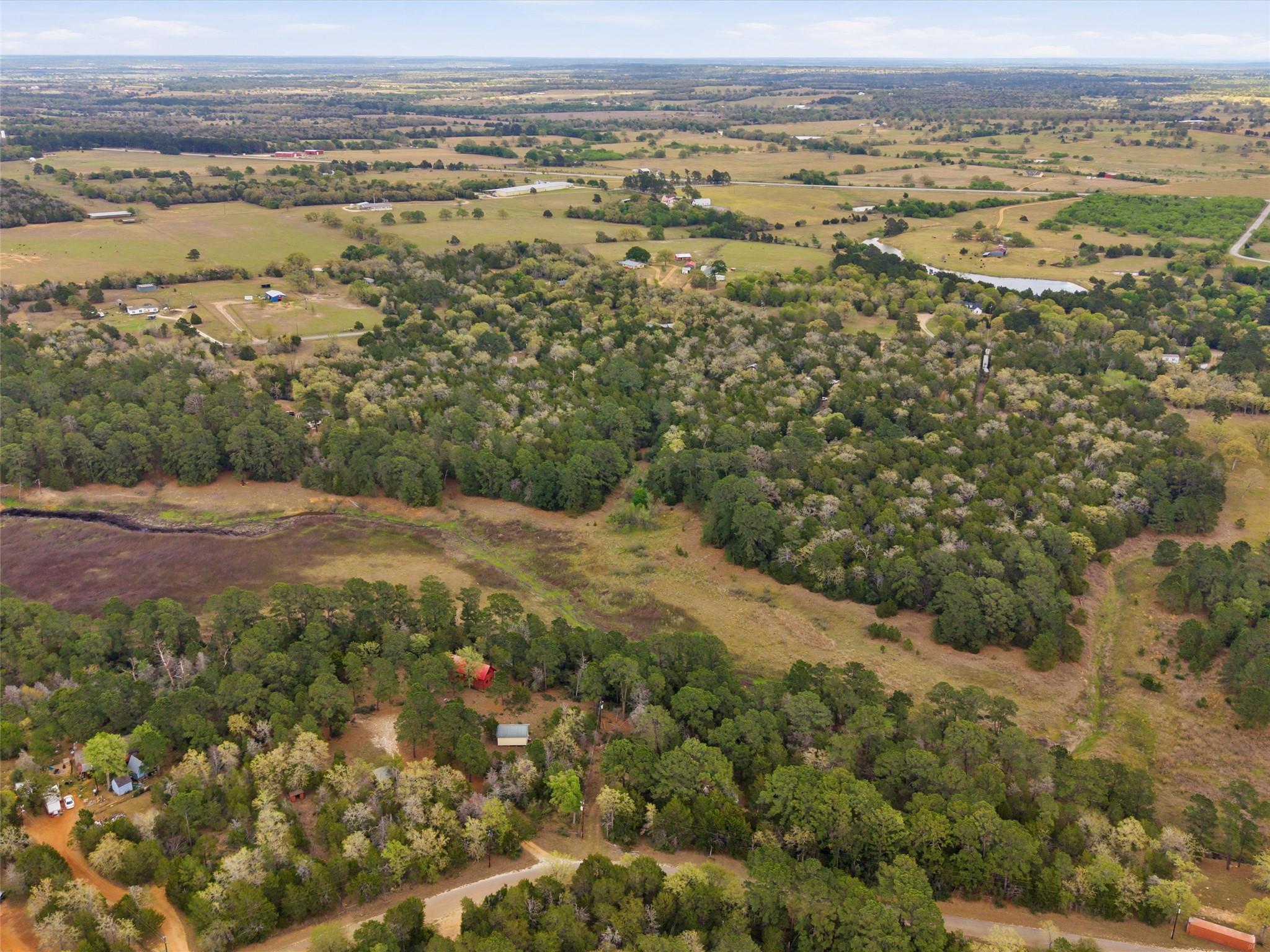 215 Lakeview Dr, Smithville, TX 78957