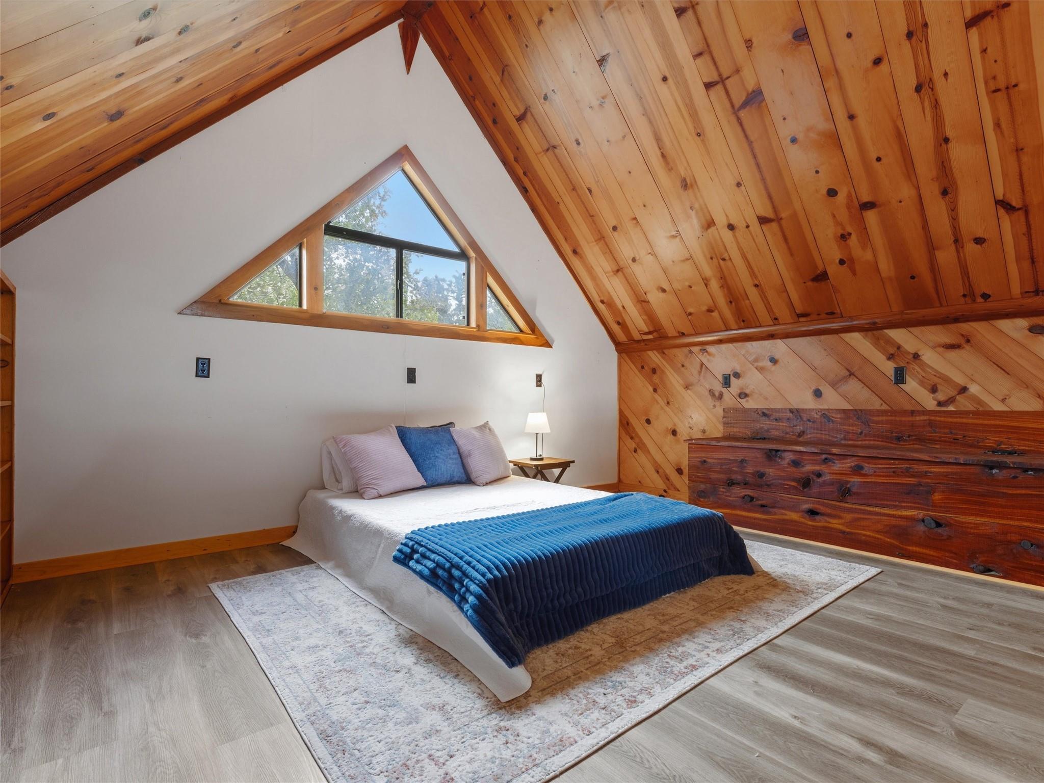 215 Lakeview Dr, Smithville, TX 78957