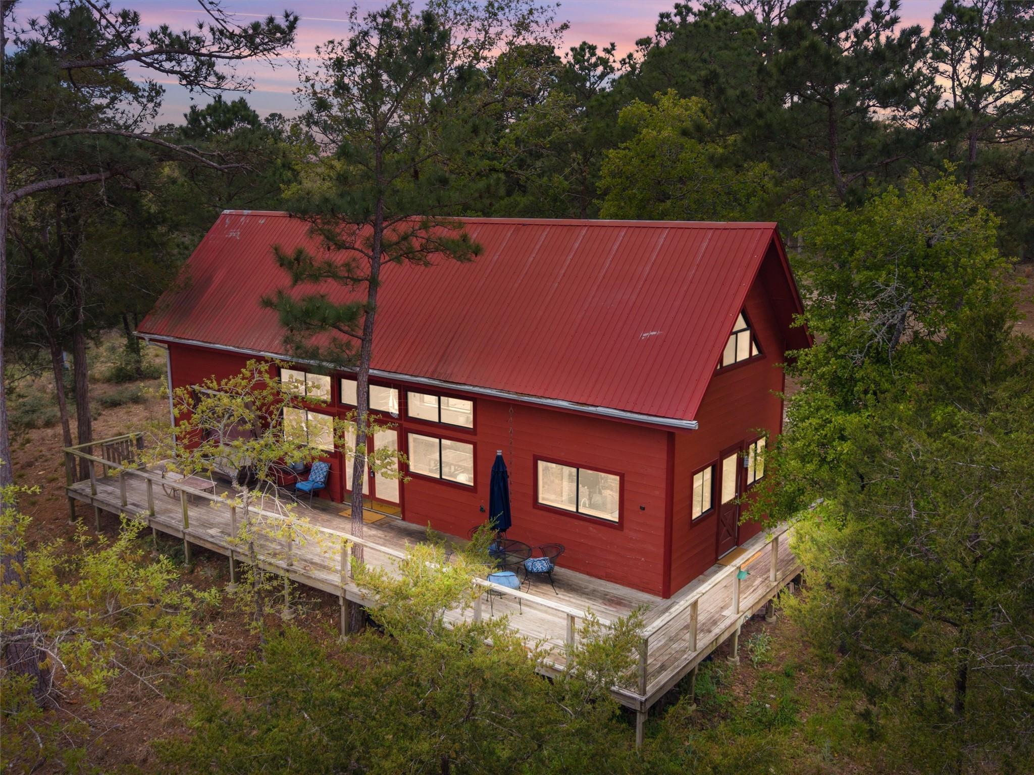 215 Lakeview Dr, Smithville, TX 78957