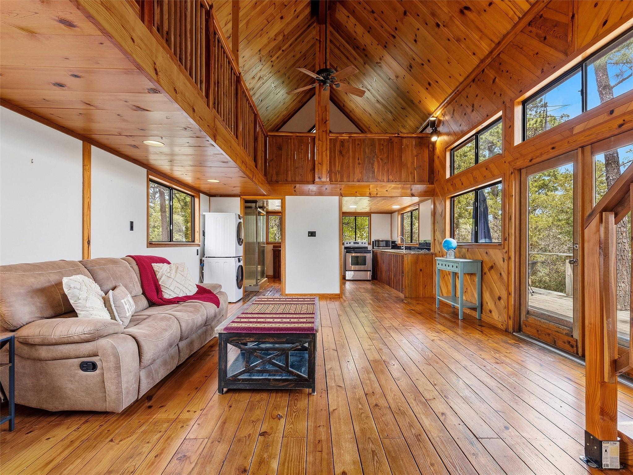 215 Lakeview Dr, Smithville, TX 78957